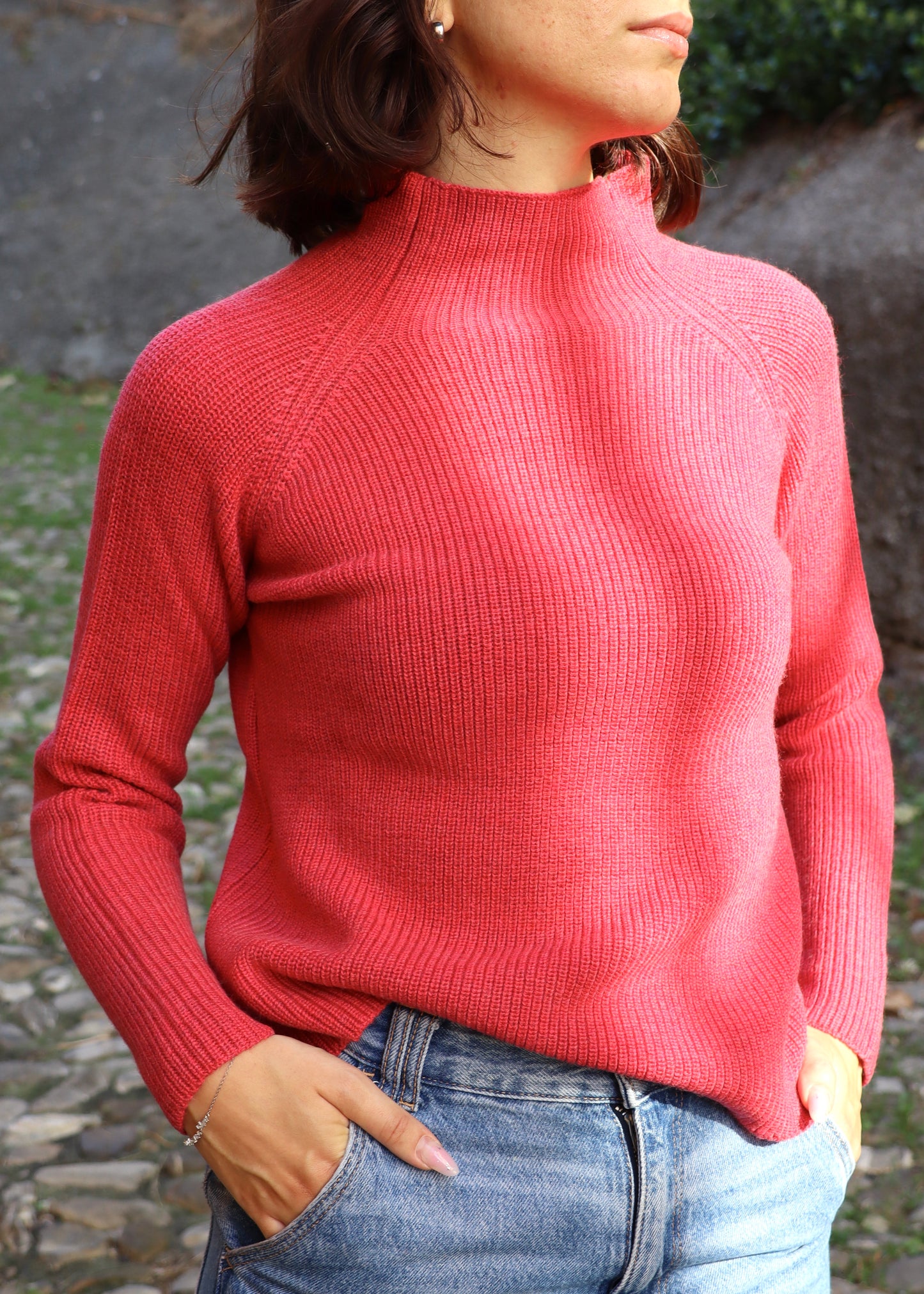 Maglione in lana merino extrafine con collo a vulcano, dal design pulito e vestibilità regolare. Capo Made in Italy, perfetto per la stagione autunnale e invernale. Di Strike inside maglieria artigianale di Genova. Disponibile in una varietà di colori