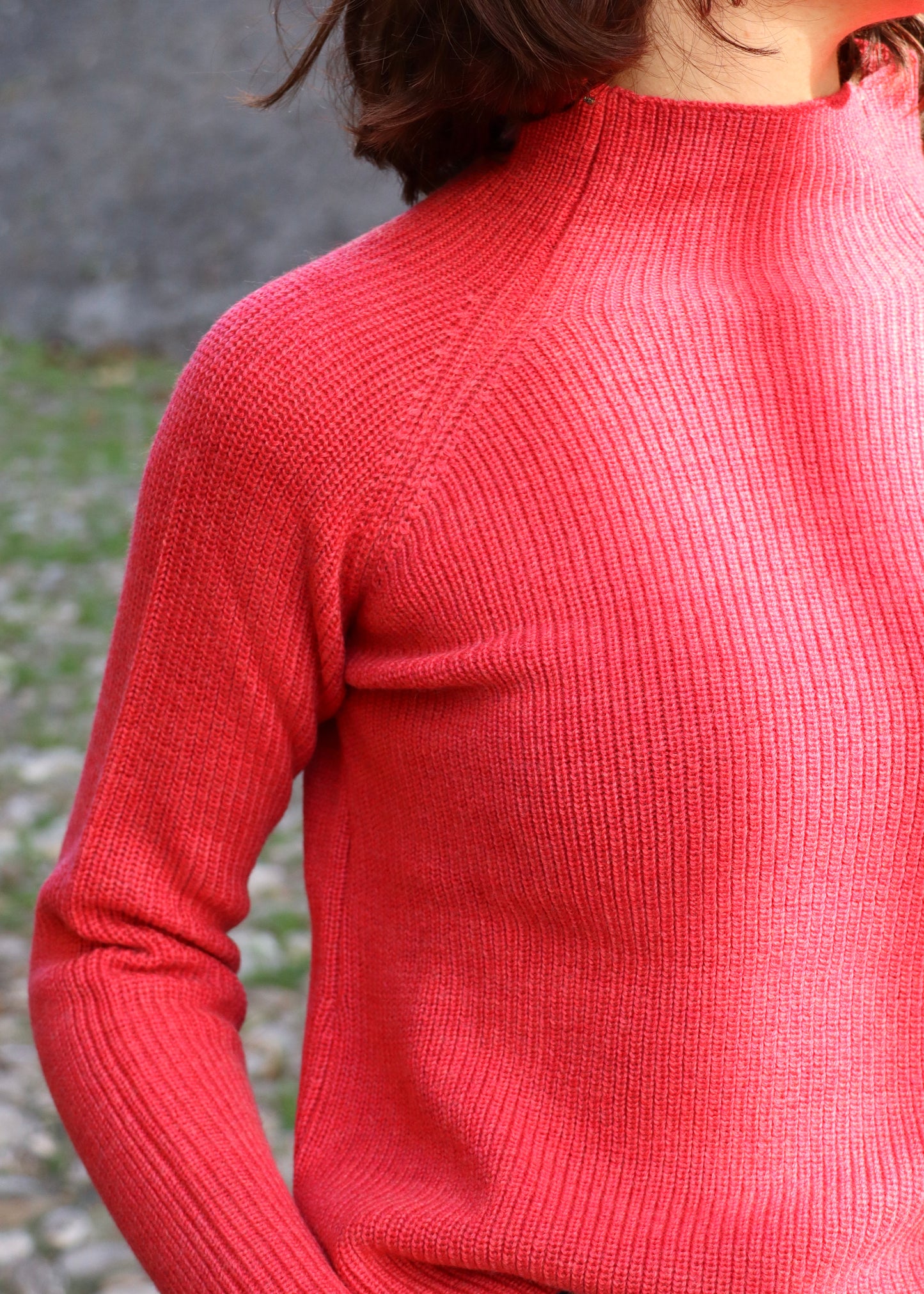 Maglione in lana merino extrafine con collo a vulcano, dal design pulito e vestibilità regolare. Capo Made in Italy, perfetto per la stagione autunnale e invernale. Di Strike inside maglieria artigianale di Genova. Disponibile in una varietà di colori