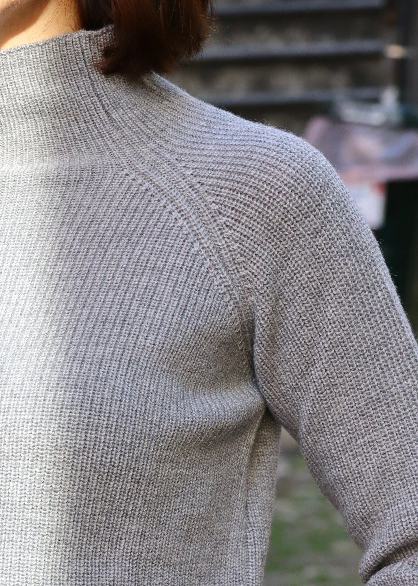 Maglione in lana merino extrafine con collo a vulcano, dal design pulito e vestibilità regolare. Capo Made in Italy, perfetto per la stagione autunnale e invernale. Di Strike inside maglieria artigianale di Genova. Disponibile in una varietà di colori