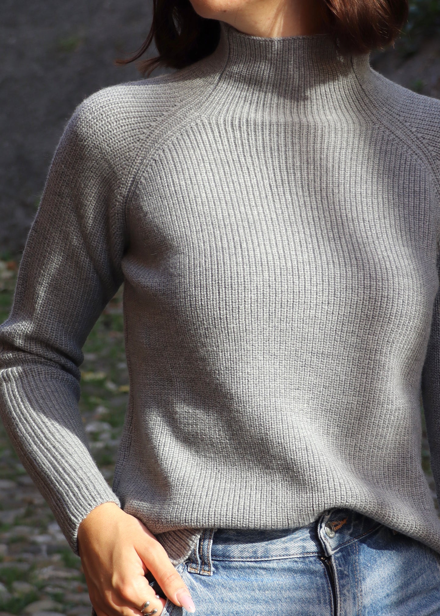 Maglione in lana merino extrafine con collo a vulcano, dal design pulito e vestibilità regolare. Capo Made in Italy, perfetto per la stagione autunnale e invernale. Di Strike inside maglieria artigianale di Genova. Disponibile in una varietà di colori