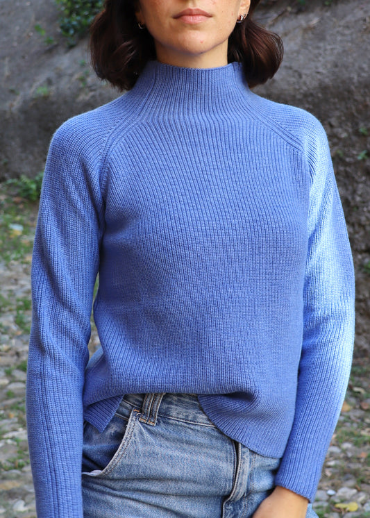 Maglione in lana merino extrafine con collo a vulcano, dal design pulito e vestibilità regolare. Capo Made in Italy, perfetto per la stagione autunnale e invernale. Di Strike inside maglieria artigianale di Genova. Disponibile in una varietà di colori