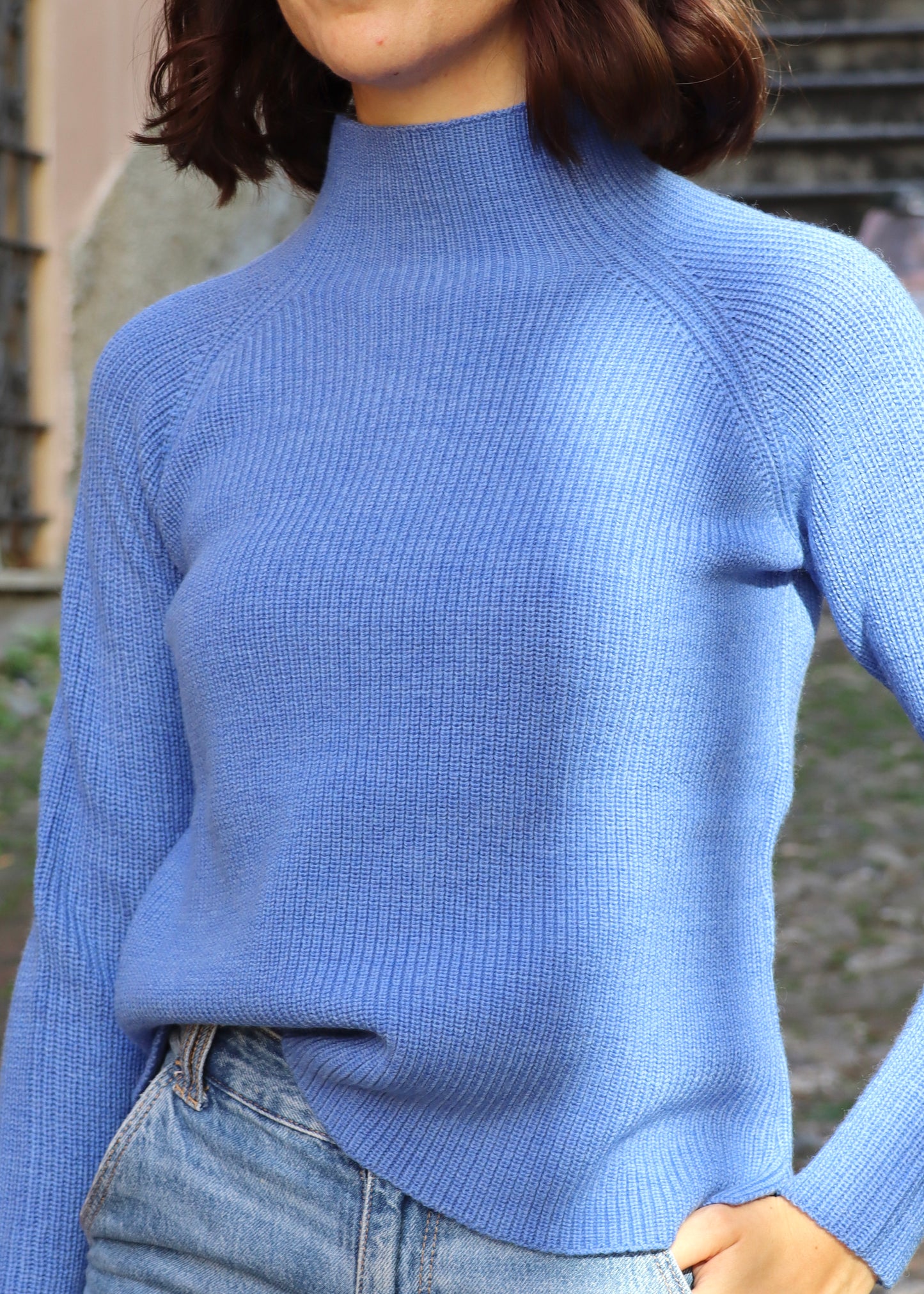 Maglione in lana merino extrafine con collo a vulcano, dal design pulito e vestibilità regolare. Capo Made in Italy, perfetto per la stagione autunnale e invernale. Di Strike inside maglieria artigianale di Genova. Disponibile in una varietà di colori