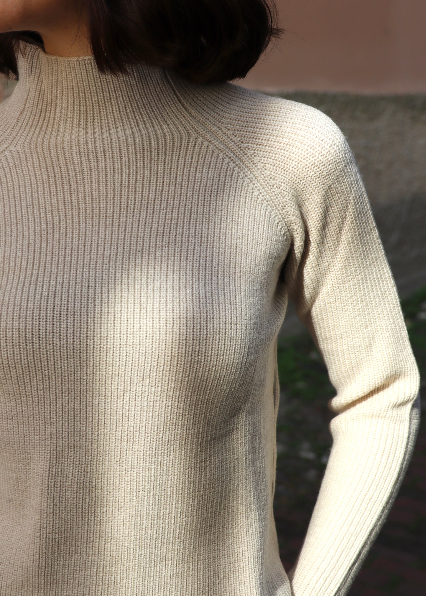 Maglione in lana merino extrafine con collo a vulcano, dal design pulito e vestibilità regolare. Capo Made in Italy, perfetto per la stagione autunnale e invernale. Di Strike inside maglieria artigianale di Genova. Disponibile in una varietà di colori
