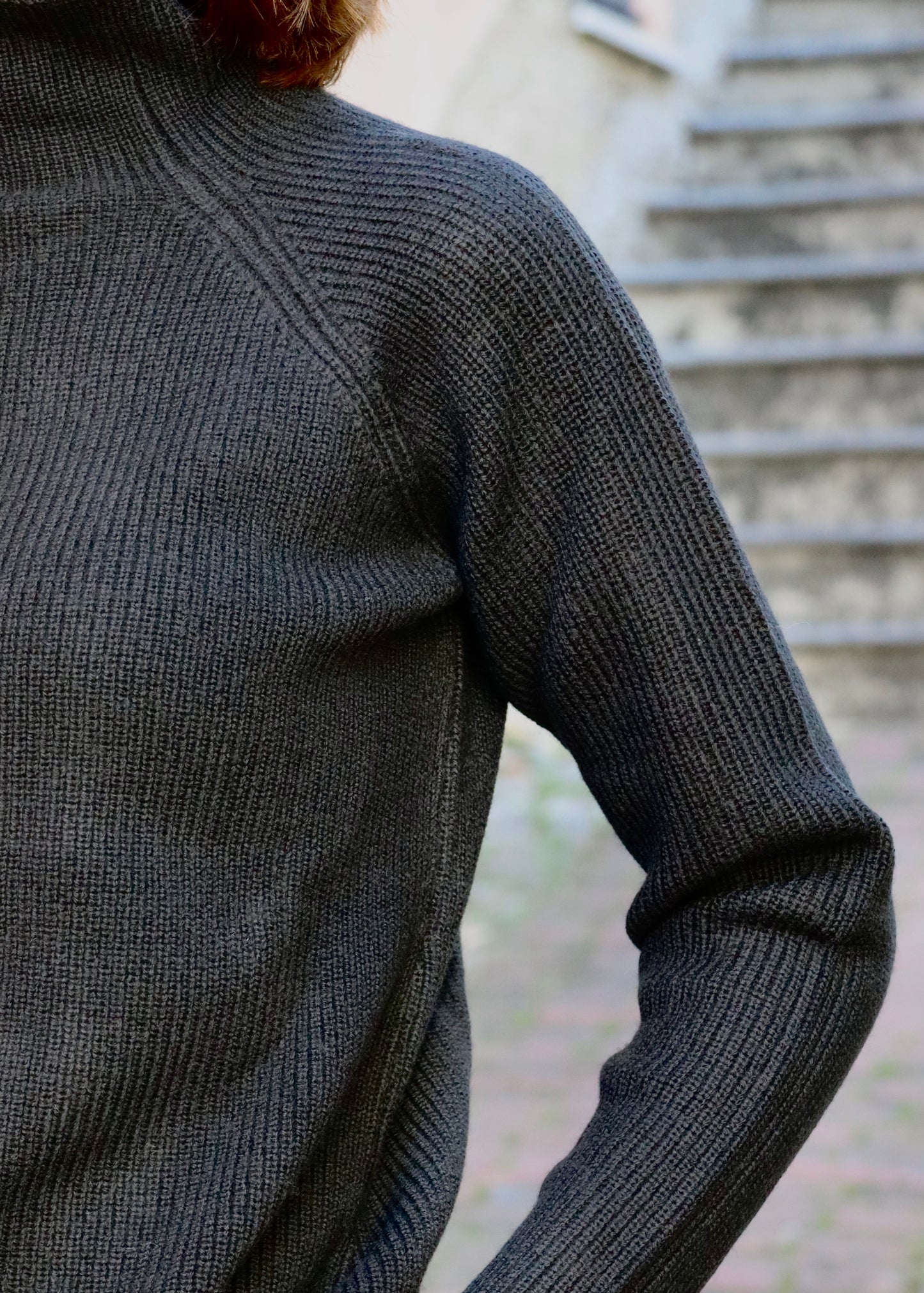 Maglione in lana merino extrafine con collo a vulcano, dal design pulito e vestibilità regolare. Capo Made in Italy, perfetto per la stagione autunnale e invernale. Di Strike inside maglieria artigianale di Genova. Disponibile in una varietà di colori