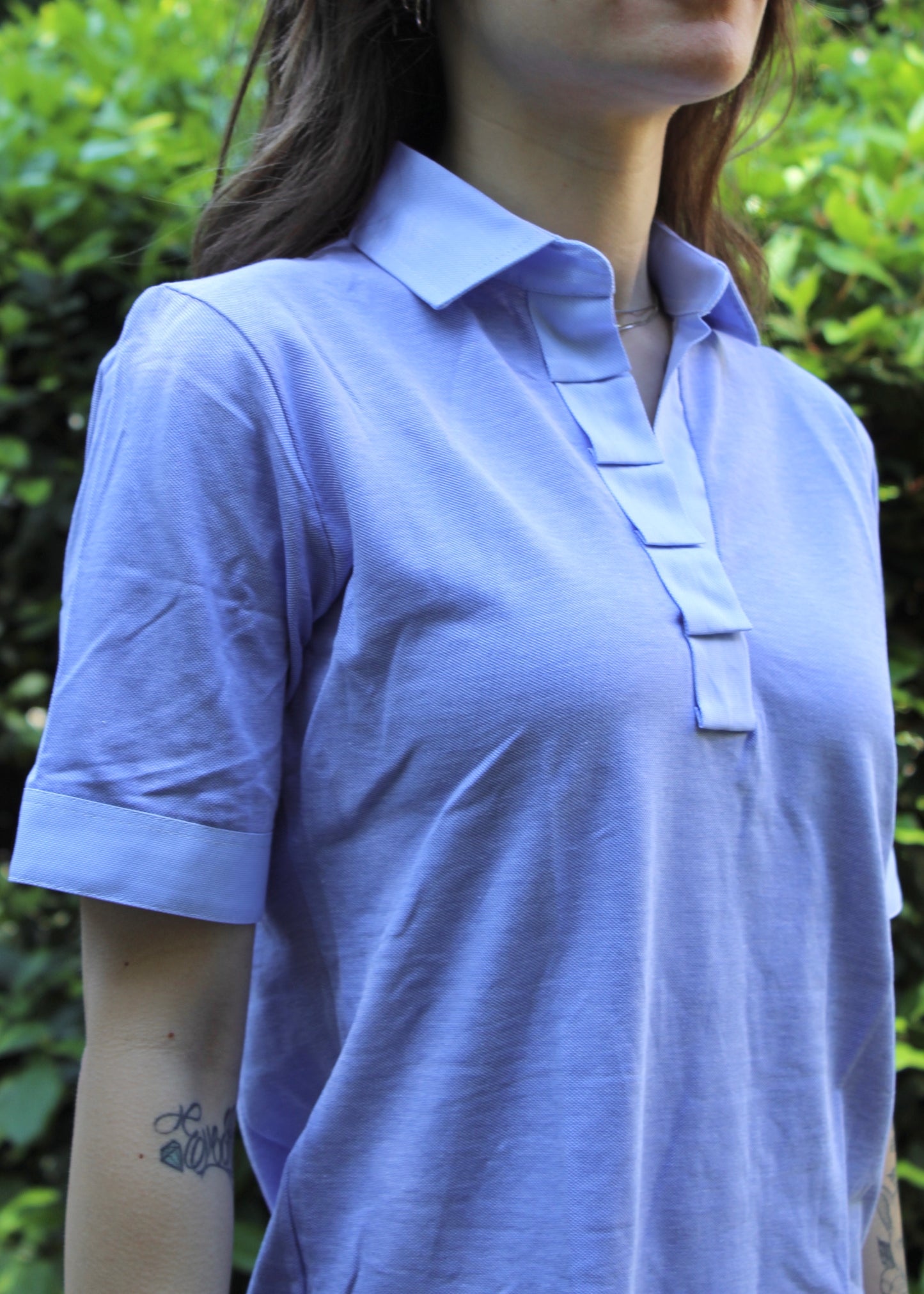 Polo da donna in cotone Strike Inside, manica corta, scollo a V con balze applicate, profili a contrasto su colletto e fondo manica; disponibile nei colori blu, azzurro, bianco e beige. Made in Italy