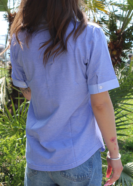 Polo da donna in cotone Strike Inside, manica corta, scollo a V con balze applicate, profili a contrasto su colletto e fondo manica; disponibile nei colori blu, azzurro, bianco e beige. Made in Italy