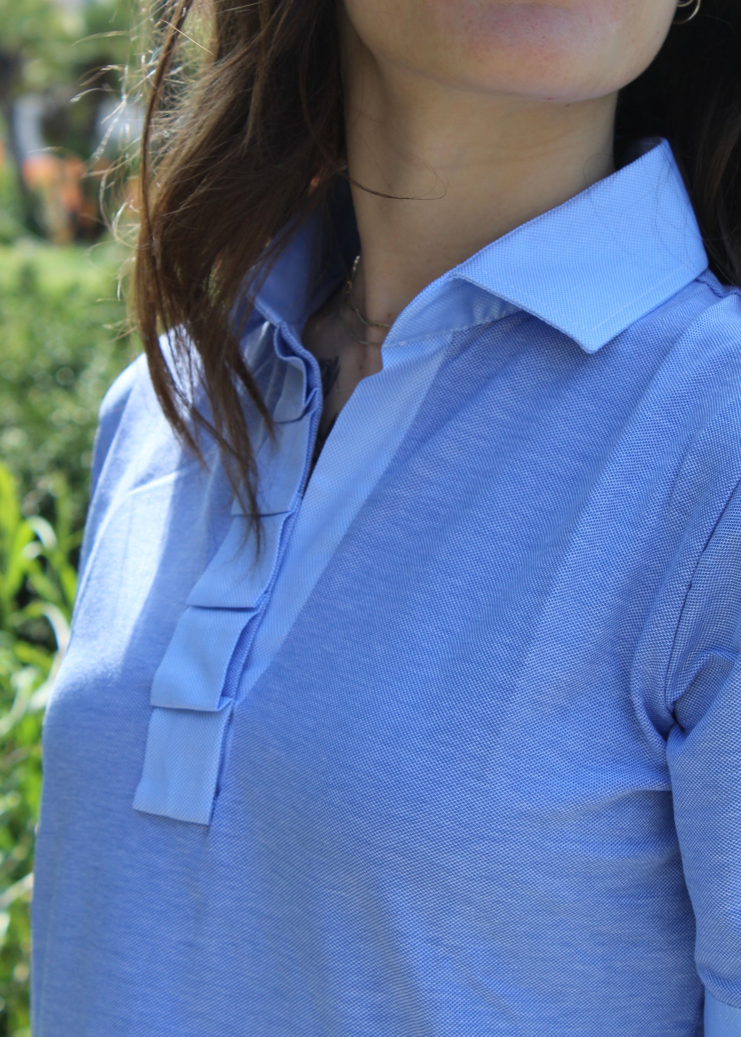 Polo da donna in cotone Strike Inside, manica corta, scollo a V con balze applicate, profili a contrasto su colletto e fondo manica; disponibile nei colori blu, azzurro, bianco e beige. Made in Italy