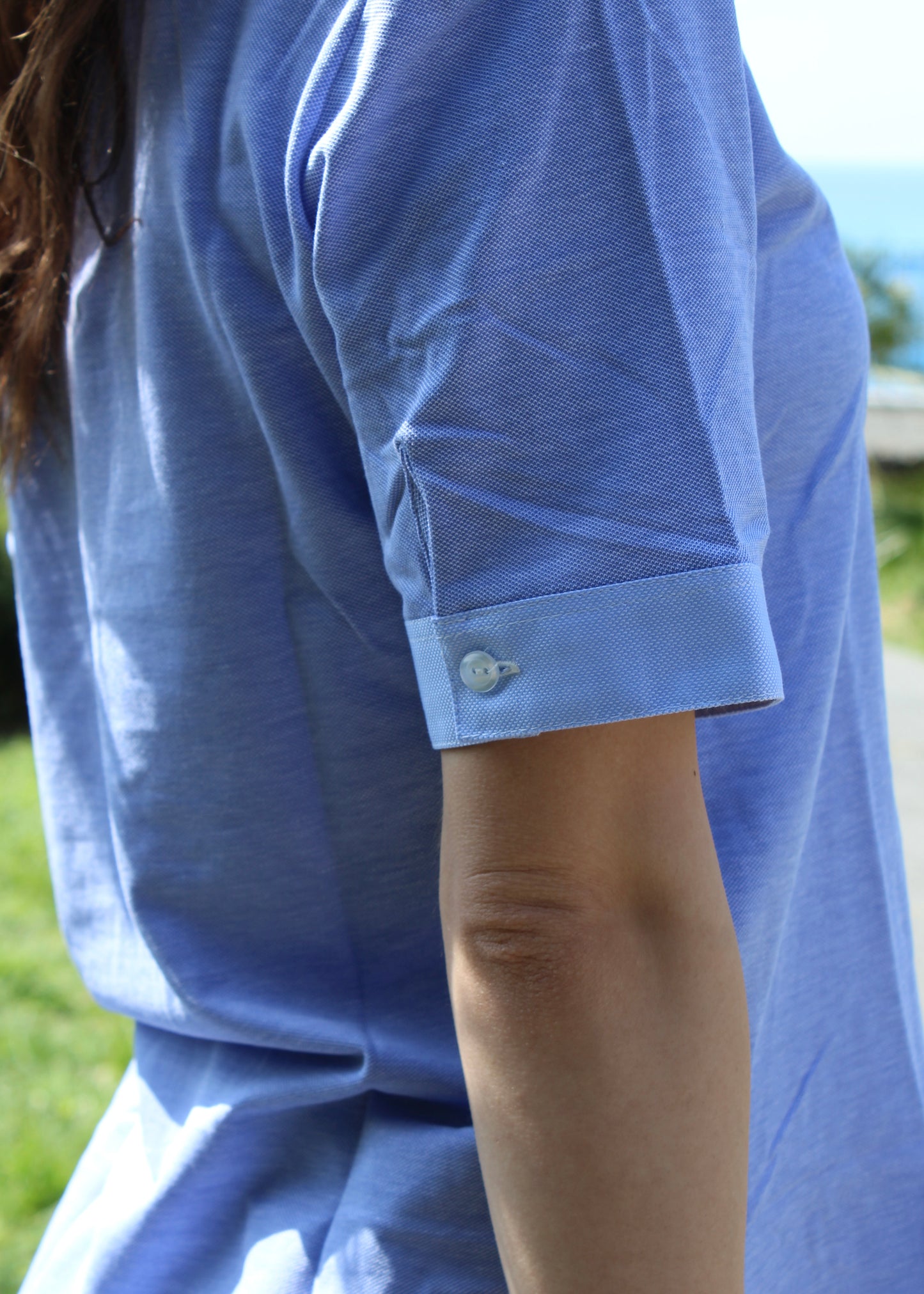 Polo da donna in cotone Strike Inside, manica corta, scollo a V con balze applicate, profili a contrasto su colletto e fondo manica; disponibile nei colori blu, azzurro, bianco e beige. Made in Italy