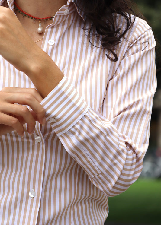 Camicia da donna in cotone a righe verticali, dal taglio classico e sempre attuale. Un capo intramontabile che slancia la figura e si adatta facilmente a look sia casual che eleganti, ideale per ogni stagione.