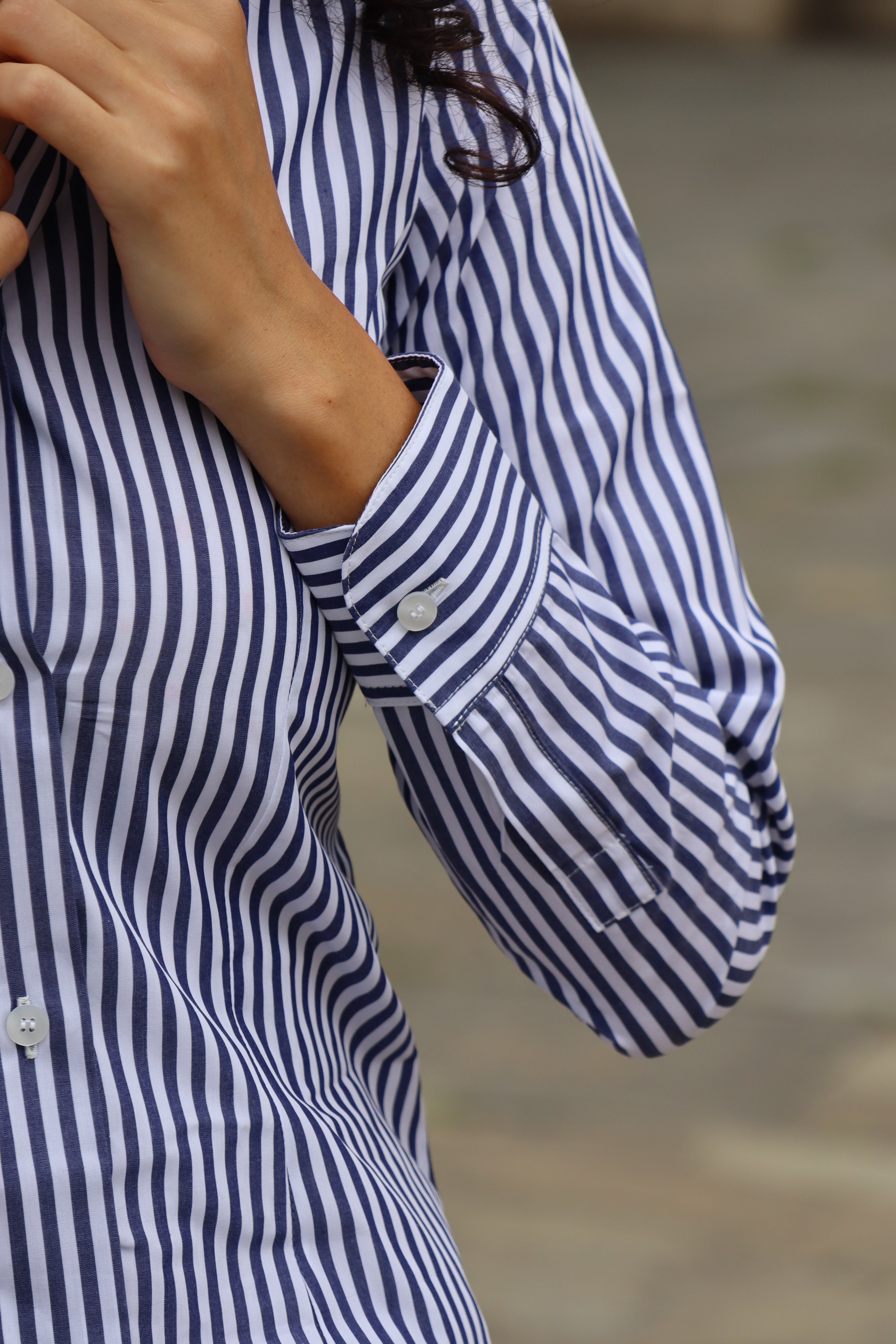 Camicia da donna in cotone a righe verticali, dal taglio classico e sempre attuale. Un capo intramontabile che slancia la figura e si adatta facilmente a look sia casual che eleganti, ideale per ogni stagione.