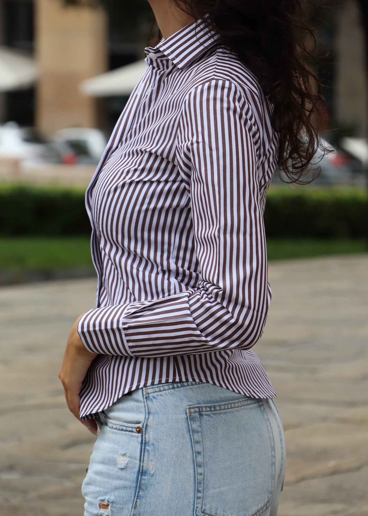 Camicia da donna in cotone a righe verticali, dal taglio classico e sempre attuale. Un capo intramontabile che slancia la figura e si adatta facilmente a look sia casual che eleganti, ideale per ogni stagione.