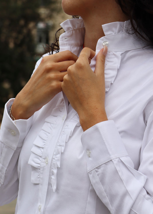 Camicia da donna in cotone con rouches decorative sul petto e sul colletto. Un modello femminile e raffinato, caratterizzato da dettagli romantici che donano volume e movimento. Ideale per un look elegante e distintivo, adatto sia a contesti casual chic che a occasioni formali.
