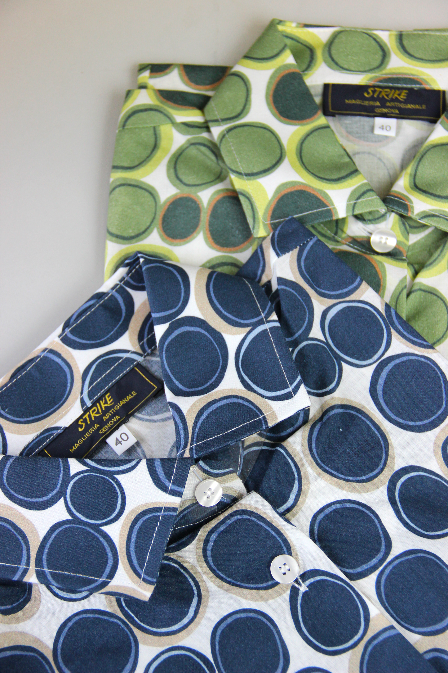 La camicia con manica a 3/4 è realizzata artigianalmente in 100% cotone leggero di alta qualità. Il taglio classico è arricchito dalla manica a 3/4, che conferisce un'eleganza informale, rendendo il capo perfetto per tutte le stagioni. La fantasia con cerchi, disponibile in verde e blu, aggiunge un tocco di originalità senza perdere la sobrietà. Un'ottima scelta per chi cerca uno stile curato e distintivo, ogni giorno. Made in Italy, per un look sofisticato e contemporaneo.