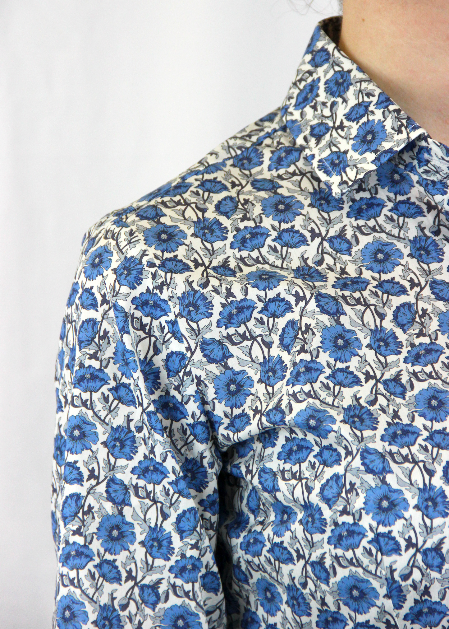 La camicia in cotone Liberty è un capo essenziale, realizzato artigianalmente in Italia in 100% cotone di alta qualità. La fantasia millefiori nei toni del blu aggiunge un tocco elegante e sofisticato. Con il suo taglio classico, è perfetta per outfit casual o formali, garantendo comfort, traspirabilità e una vestibilità impeccabile. Made in Italy, unisce eleganza e tradizione.