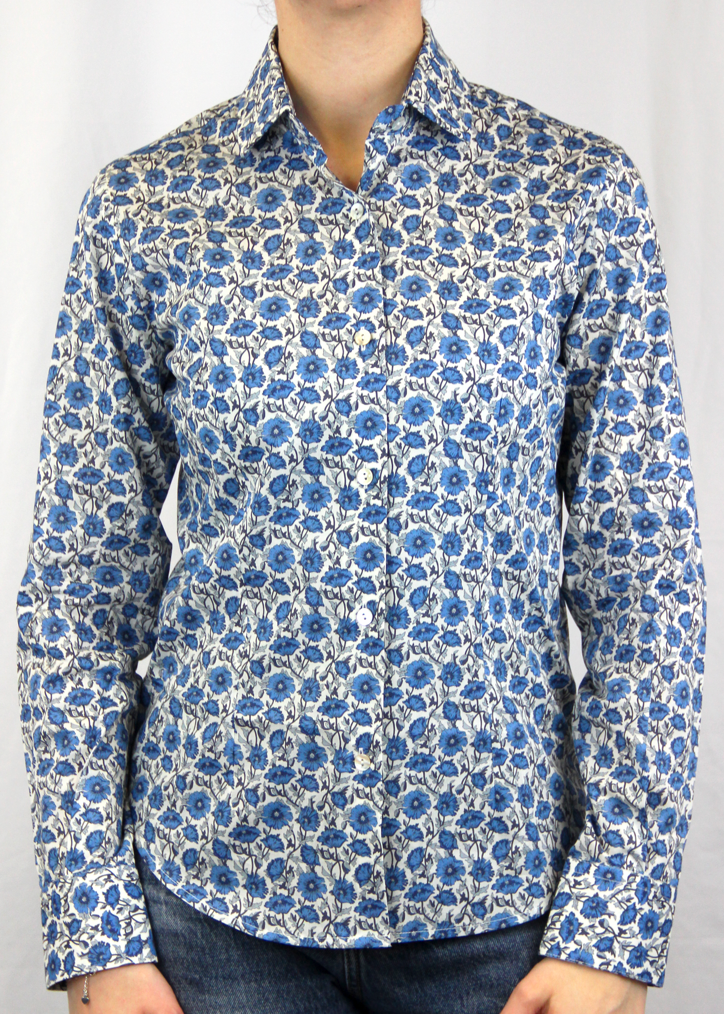 La camicia in cotone Liberty è un capo essenziale, realizzato artigianalmente in Italia in 100% cotone di alta qualità. La fantasia millefiori nei toni del blu aggiunge un tocco elegante e sofisticato. Con il suo taglio classico, è perfetta per outfit casual o formali, garantendo comfort, traspirabilità e una vestibilità impeccabile. Made in Italy, unisce eleganza e tradizione.