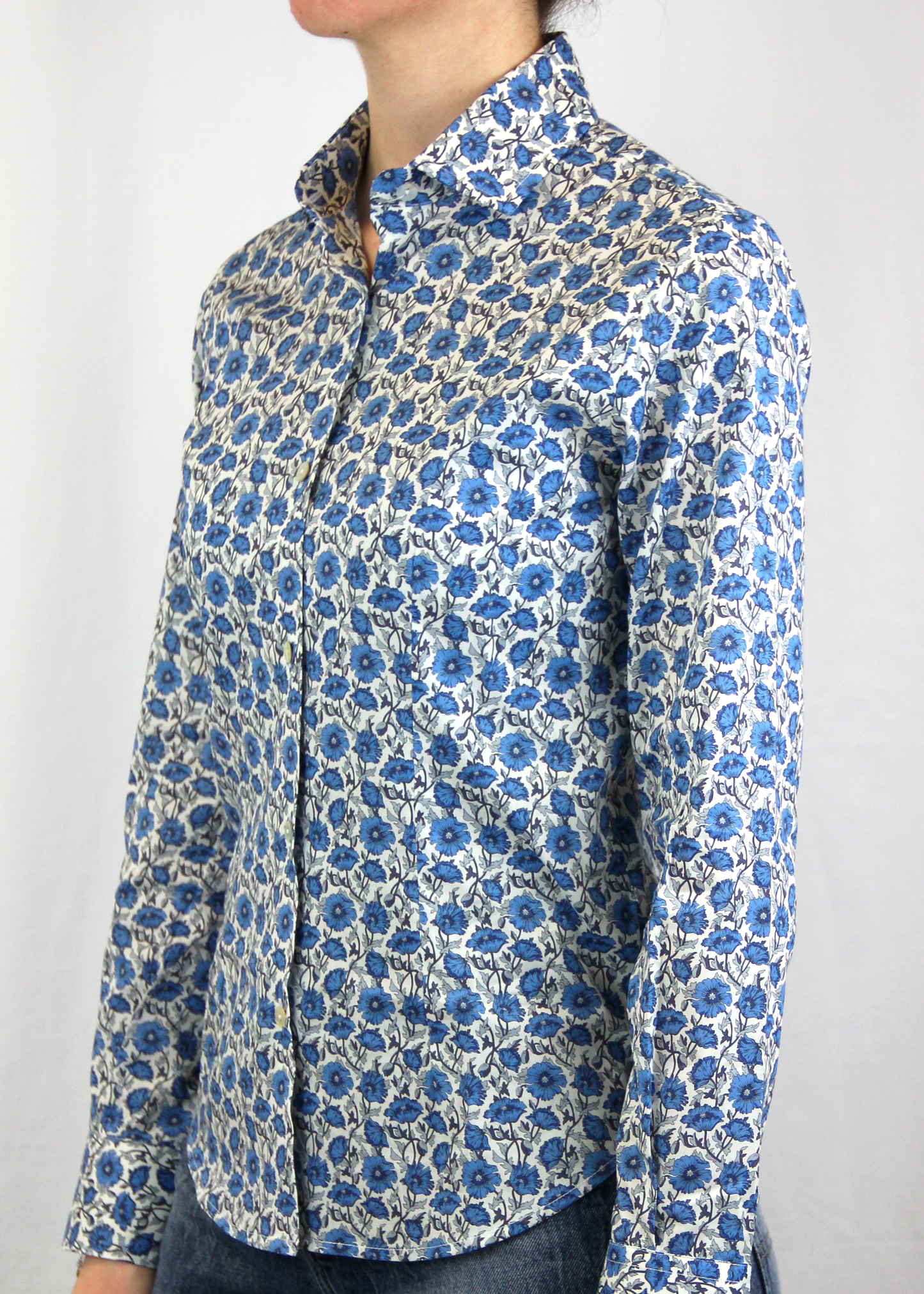 La camicia in cotone Liberty è un capo essenziale, realizzato artigianalmente in Italia in 100% cotone di alta qualità. La fantasia millefiori nei toni del blu aggiunge un tocco elegante e sofisticato. Con il suo taglio classico, è perfetta per outfit casual o formali, garantendo comfort, traspirabilità e una vestibilità impeccabile. Made in Italy, unisce eleganza e tradizione.