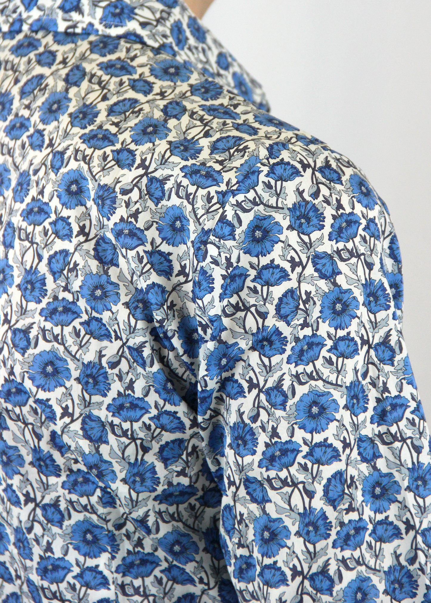 La camicia in cotone Liberty è un capo essenziale, realizzato artigianalmente in Italia in 100% cotone di alta qualità. La fantasia millefiori nei toni del blu aggiunge un tocco elegante e sofisticato. Con il suo taglio classico, è perfetta per outfit casual o formali, garantendo comfort, traspirabilità e una vestibilità impeccabile. Made in Italy, unisce eleganza e tradizione.
