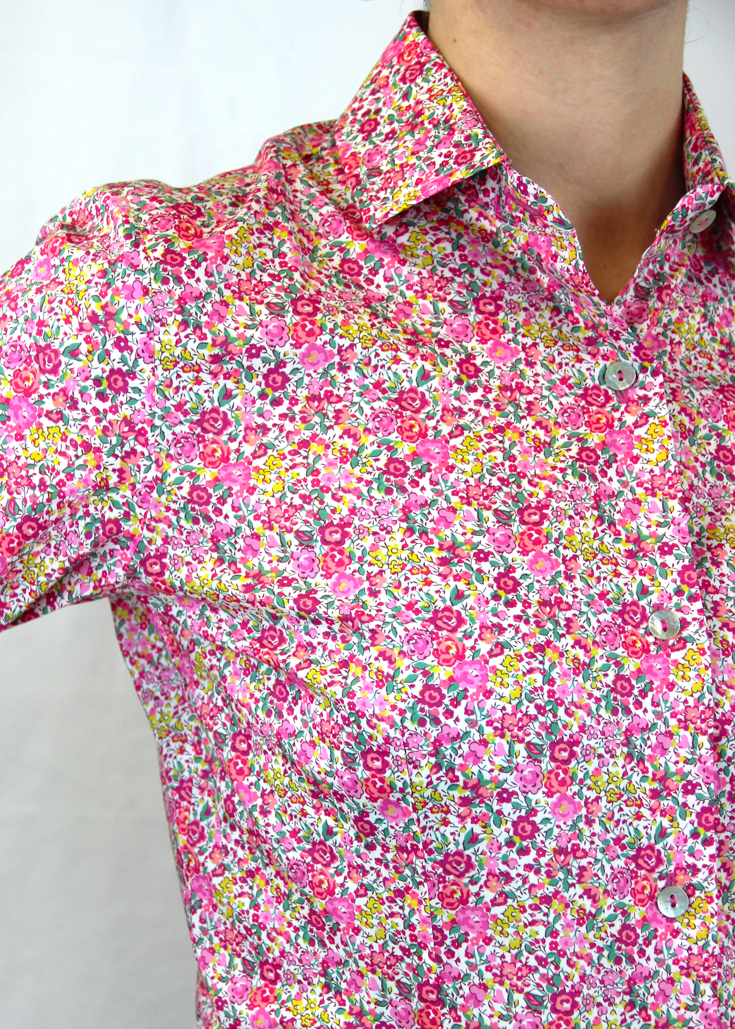 La camicia in cotone Liberty è un capo essenziale, realizzato artigianalmente in Italia in 100% cotone di alta qualità. La fantasia millefiori nei toni del fucsia aggiunge un tocco vivace ed elegante al capo. Con il suo taglio classico, è perfetta per outfit casual o formali, garantendo comfort, traspirabilità e una vestibilità impeccabile. Made in Italy, unisce eleganza e tradizione.
