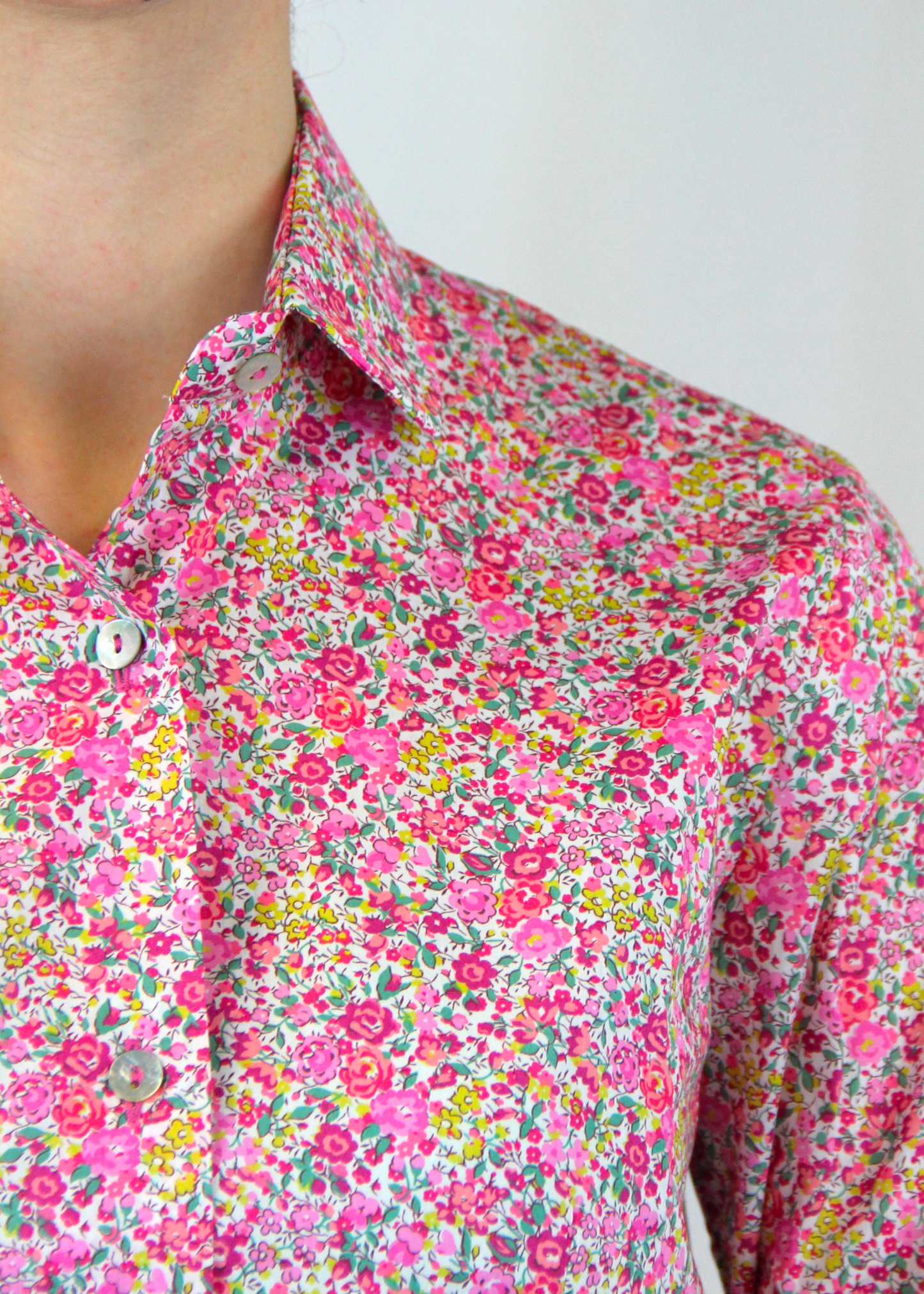 La camicia in cotone Liberty è un capo essenziale, realizzato artigianalmente in Italia in 100% cotone di alta qualità. La fantasia millefiori nei toni del fucsia aggiunge un tocco vivace ed elegante al capo. Con il suo taglio classico, è perfetta per outfit casual o formali, garantendo comfort, traspirabilità e una vestibilità impeccabile. Made in Italy, unisce eleganza e tradizione.