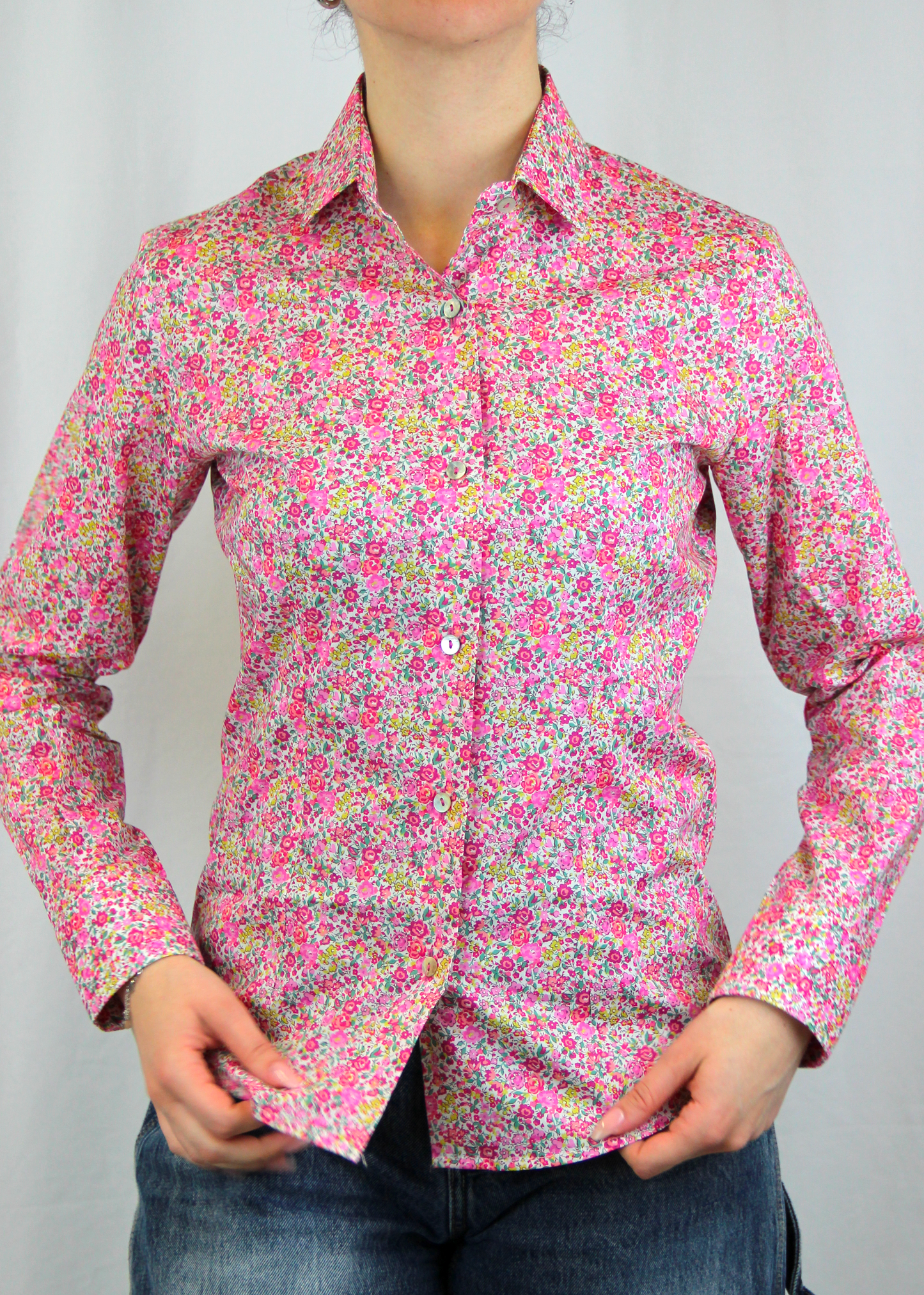 La camicia in cotone Liberty è un capo essenziale, realizzato artigianalmente in Italia in 100% cotone di alta qualità. La fantasia millefiori nei toni del fucsia aggiunge un tocco vivace ed elegante al capo. Con il suo taglio classico, è perfetta per outfit casual o formali, garantendo comfort, traspirabilità e una vestibilità impeccabile. Made in Italy, unisce eleganza e tradizione.