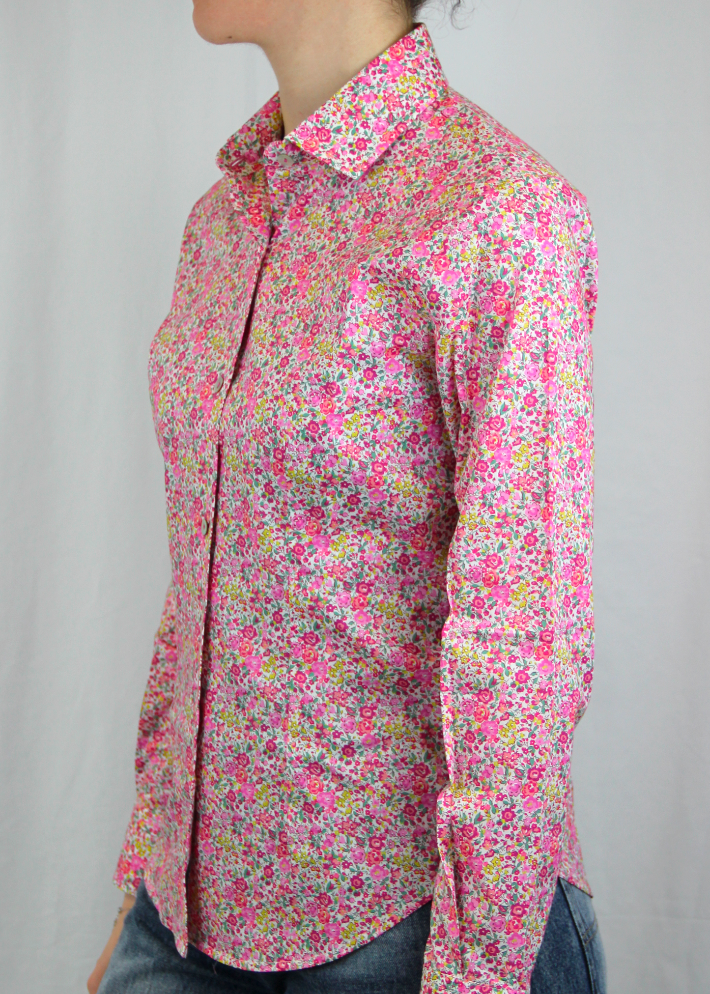 La camicia in cotone Liberty è un capo essenziale, realizzato artigianalmente in Italia in 100% cotone di alta qualità. La fantasia millefiori nei toni del fucsia aggiunge un tocco vivace ed elegante al capo. Con il suo taglio classico, è perfetta per outfit casual o formali, garantendo comfort, traspirabilità e una vestibilità impeccabile. Made in Italy, unisce eleganza e tradizione.