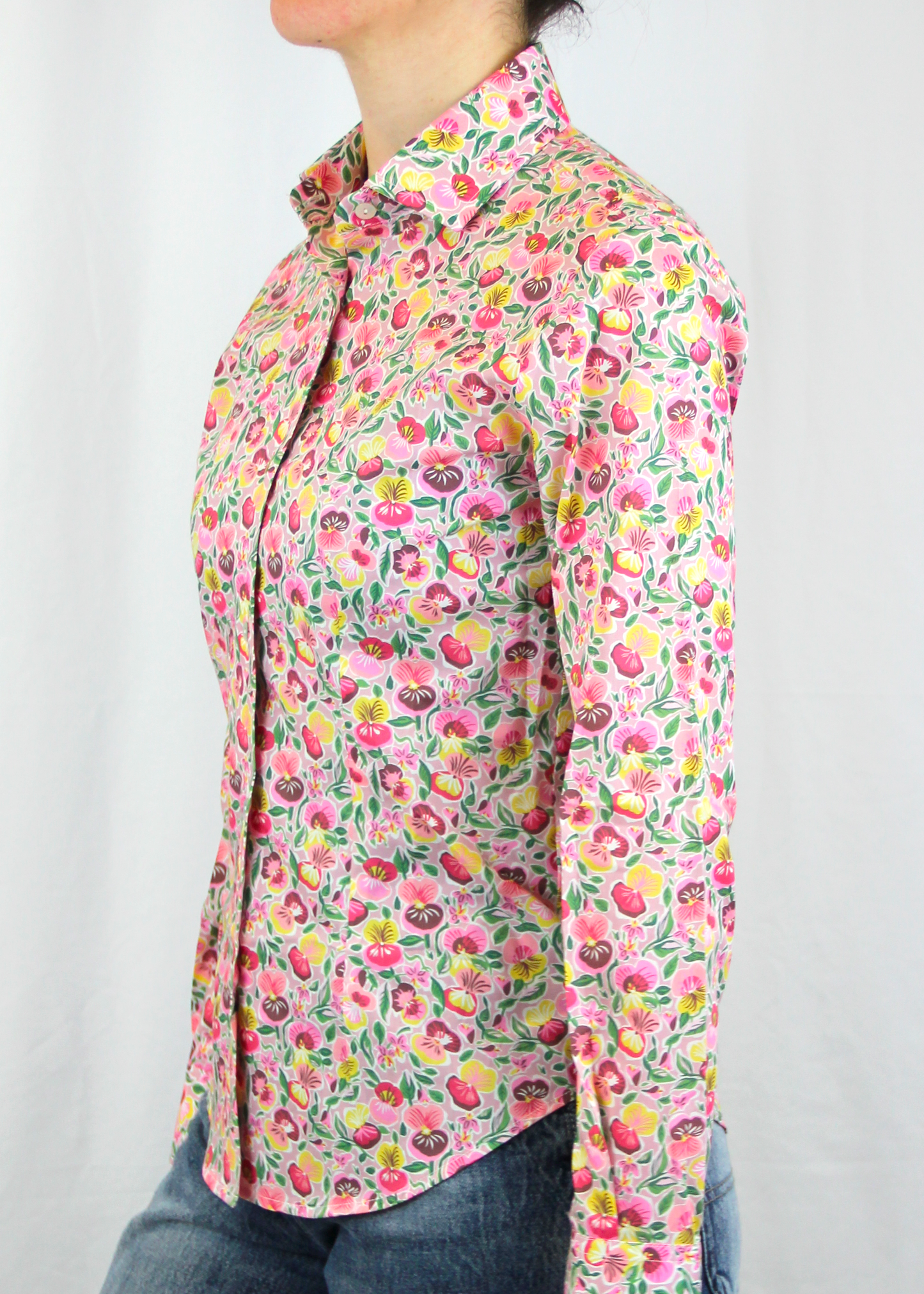 La camicia in cotone Liberty è un capo essenziale, realizzato artigianalmente in Italia in 100% cotone di alta qualità. La fantasia millefiori nei toni del rosa e del giallo aggiunge un tocco luminoso e raffinato al capo. Con il suo taglio classico, è perfetta per outfit casual o formali, garantendo comfort, traspirabilità e una vestibilità impeccabile. Made in Italy, unisce eleganza e tradizione.