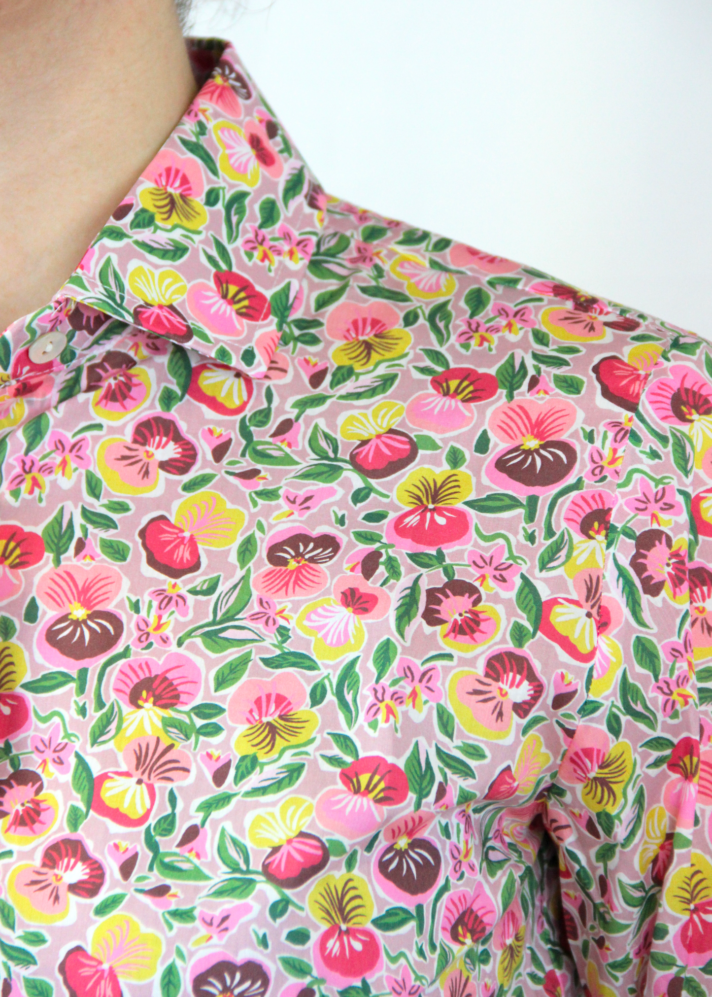 La camicia in cotone Liberty è un capo essenziale, realizzato artigianalmente in Italia in 100% cotone di alta qualità. La fantasia millefiori nei toni del rosa e del giallo aggiunge un tocco luminoso e raffinato al capo. Con il suo taglio classico, è perfetta per outfit casual o formali, garantendo comfort, traspirabilità e una vestibilità impeccabile. Made in Italy, unisce eleganza e tradizione.