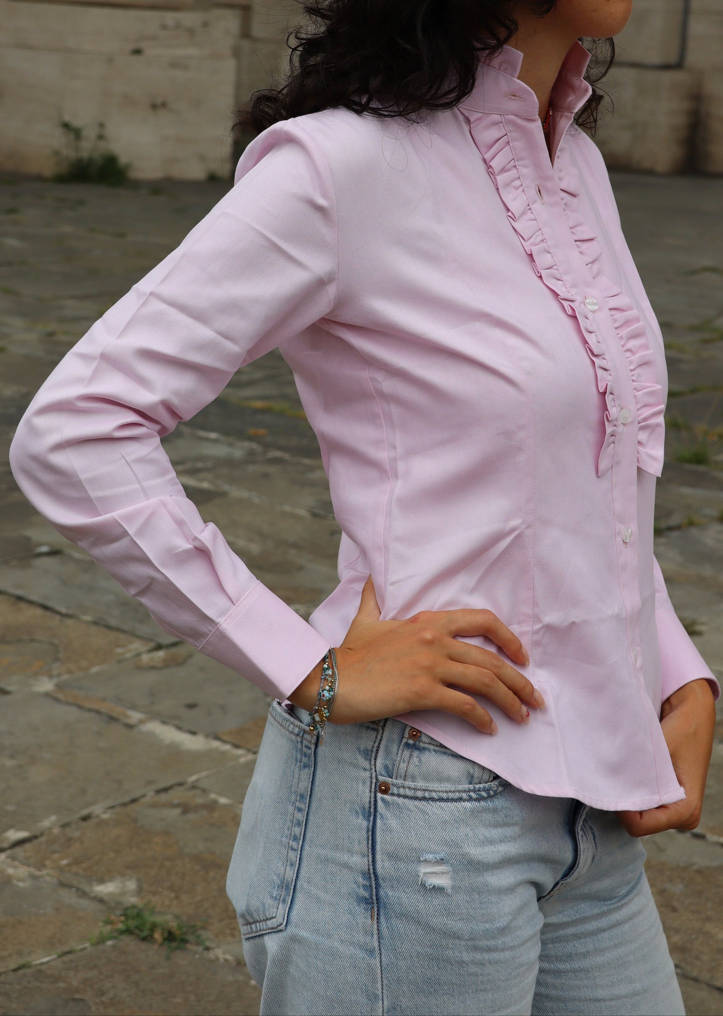 Camicia da donna in cotone con rouches decorative sul petto e sul colletto. Un modello femminile e raffinato, caratterizzato da dettagli romantici che donano volume e movimento. Ideale per un look elegante e distintivo, adatto sia a contesti casual chic che a occasioni formali.