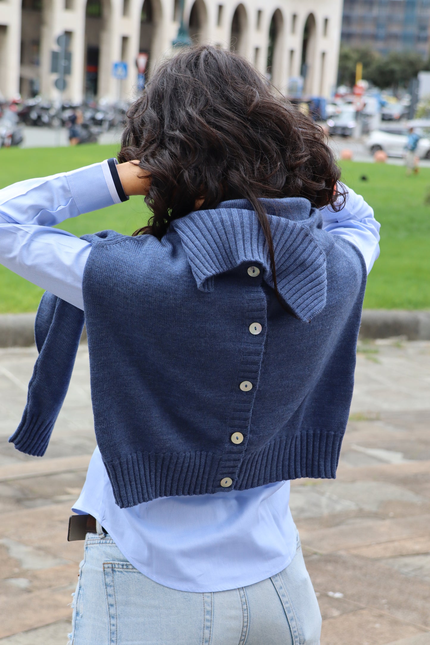 Cardigan Strike Inside con colletto a coste, realizzato in 100% lana merino di alta qualità nella nostra maglieria artigianale di Genova. Questo cardigan combina stile senza tempo e praticità, offrendo una morbidezza eccezionale e un comfort termico superiore, ideale per ogni stagione. Perfetto per chi cerca un capo elegante e versatile, è l'ideale per look casual-chic