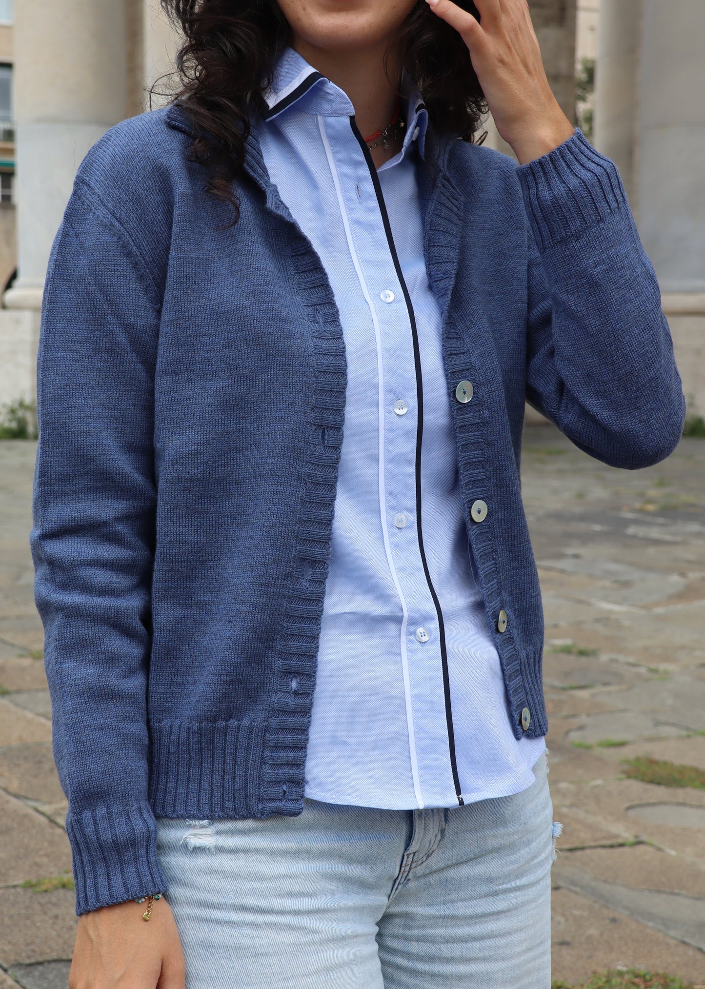 Cardigan Strike Inside con colletto a coste, realizzato in 100% lana merino di alta qualità nella nostra maglieria artigianale di Genova. Questo cardigan combina stile senza tempo e praticità, offrendo una morbidezza eccezionale e un comfort termico superiore, ideale per ogni stagione. Perfetto per chi cerca un capo elegante e versatile, è l'ideale per look casual-chic