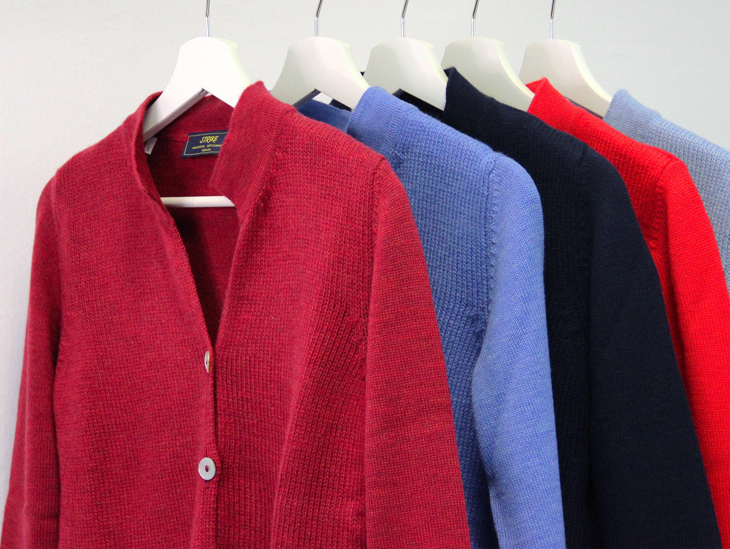 Cardigan Strike Inside con colletto alla coreana, realizzato in 100% lana merino di altissima qualità realizzato nella nostra maglieria artigianale a Genova. Questo capo elegante e versatile aggiunge un tocco di raffinatezza contemporanea al tuo guardaroba, combinando comfort e stile. Perfetto per look eleganti o casual-chic, è l'ideale per chi cerca un capo caldo e di alta qualità