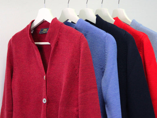 Cardigan Strike Inside con colletto alla coreana, realizzato in 100% lana merino di altissima qualità realizzato nella nostra maglieria artigianale a Genova. Questo capo elegante e versatile aggiunge un tocco di raffinatezza contemporanea al tuo guardaroba, combinando comfort e stile. Perfetto per look eleganti o casual-chic, è l'ideale per chi cerca un capo caldo e di alta qualità