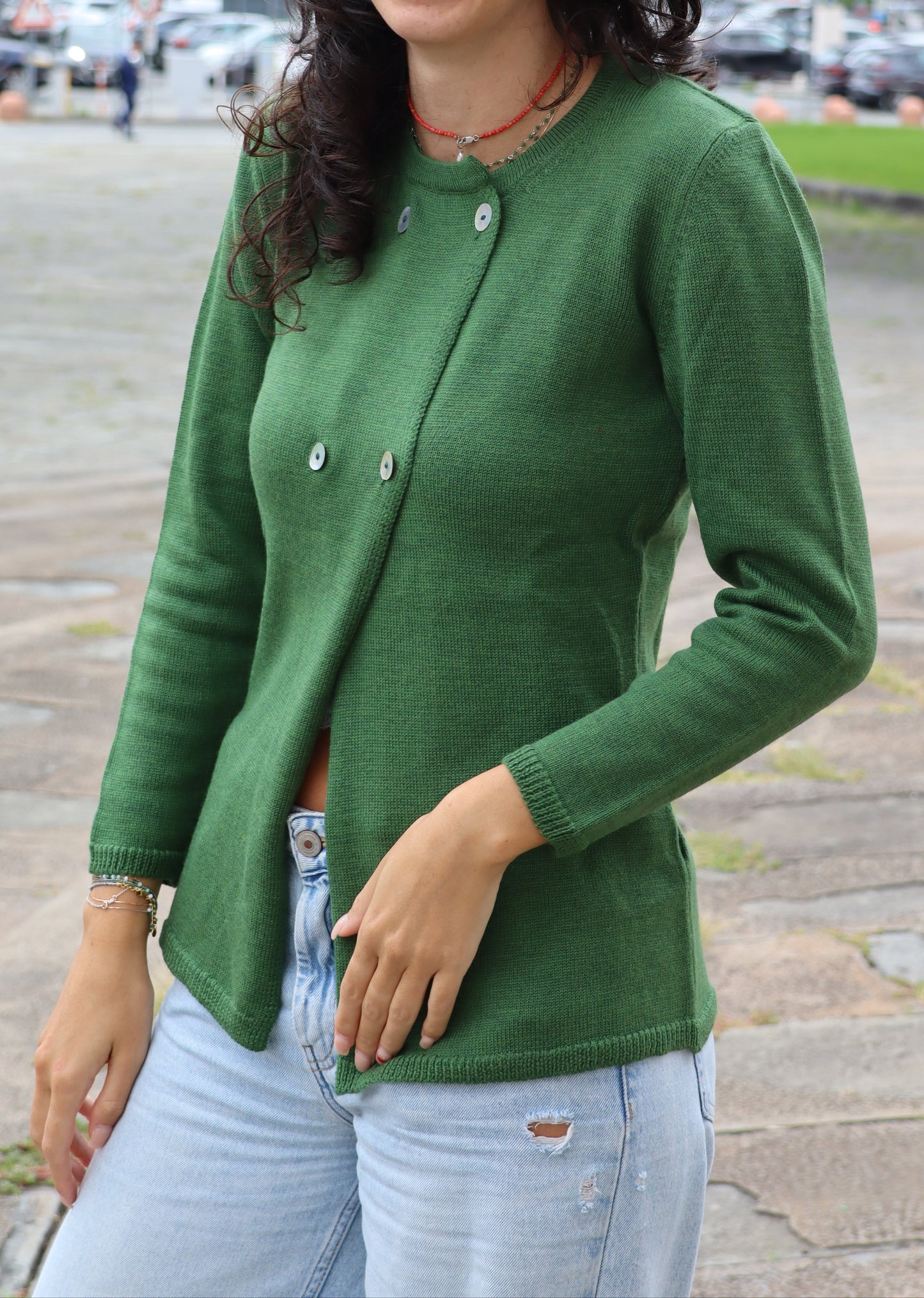 Cardigan doppiopetto in 100% lana merino extrafine, realizzato dalla maglieria artigianale Strike Inside di Genova. Morbido, caldo e traspirante, offre una vestibilità elegante e confortevole. Il design raffinato con bottoni frontali lo rende ideale per look formali e casual. Disponibile in diversi colori, è un capo essenziale per chi cerca qualità e stile Made in Italy.
