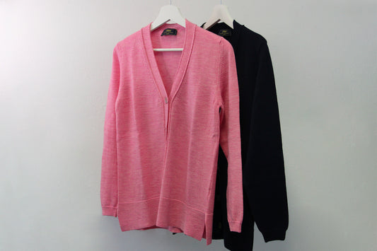 Cardigan Piuma Strike Inside con scollo a V, realizzato in 100% lana merino di altissima qualità nella nostra maglieria artigianale di Genova. Leggero come una piuma, questo cardigan emana eleganza senza sforzo, offrendo una sensazione impalpabile sulla pelle pur garantendo calore e traspirabilità. Perfetto per look eleganti o casual, è la scelta ideale per chi cerca comfort e stile in ogni stagione