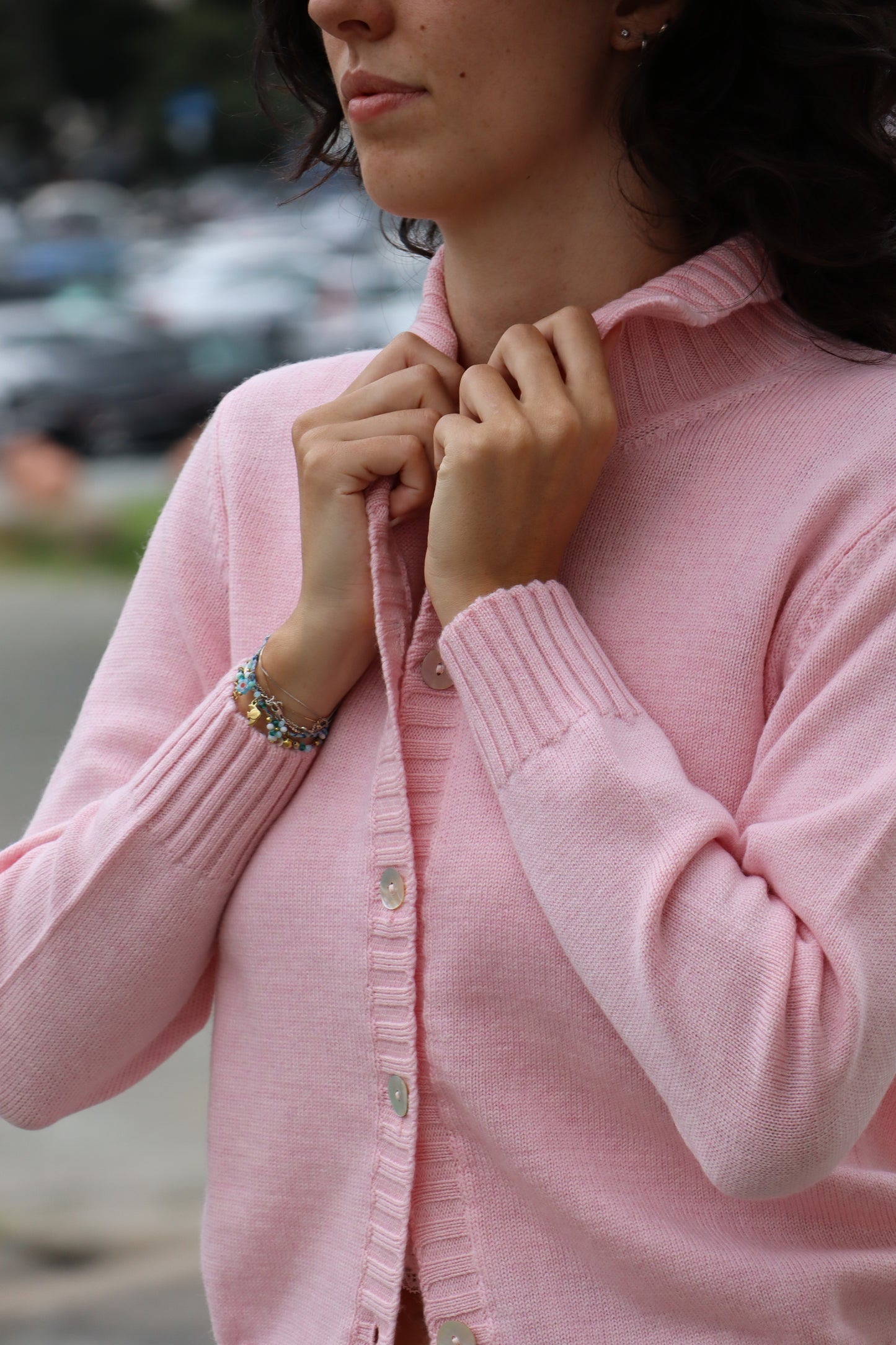 Cardigan Strike Inside con colletto a coste, realizzato in 100% lana merino di alta qualità nella nostra maglieria artigianale di Genova. Questo cardigan combina stile senza tempo e praticità, offrendo una morbidezza eccezionale e un comfort termico superiore, ideale per ogni stagione. Perfetto per chi cerca un capo elegante e versatile, è l'ideale per look casual-chic