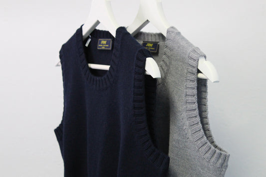 Gilet in lana merino Strike Inside, maglieria artigianale Made in Italy di Genova. Realizzato con filati pregiati, questo gilet girocollo dallo stile elegante, è perfetto per un look raffinato o casual-chic. Strike Inside Abbigliamento combina qualità sartoriale e design moderno, offrendo capi di alta gamma per chi cerca esclusività e comfort