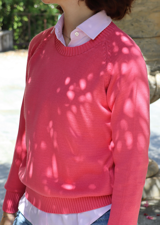 Maglione artigianale girocollo in 100% cotone, morbido, traspirante e perfetto per la primavera. Disponibile in una varietà di colori primaverili per uno stile versatile e raffinato. Realizzato con cura dalla maglieria artigianale di Genova di Strike Inside. Made in Italy.