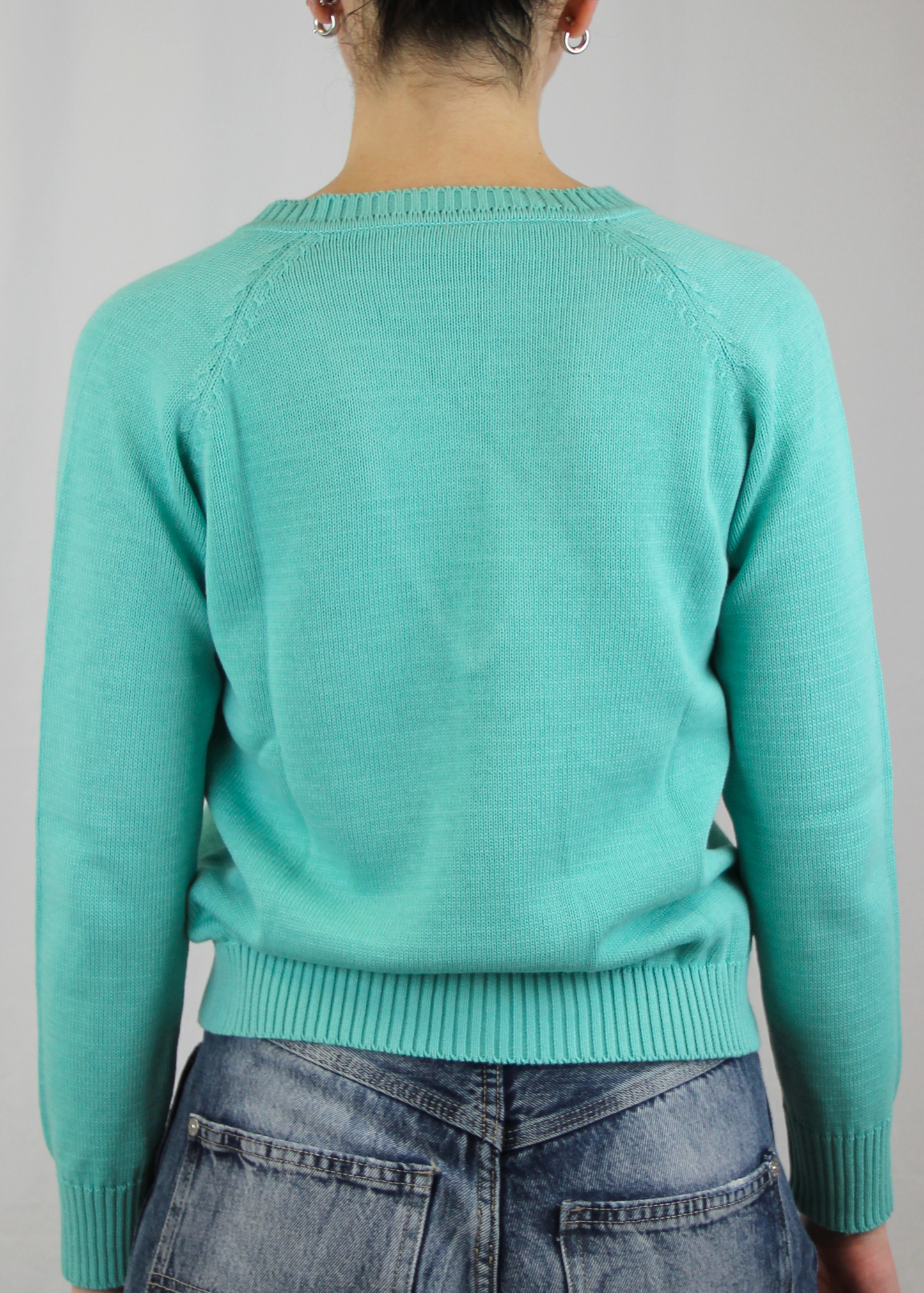 Realizzato artigianalmente da Strike Inside in filato di cotone di alta qualità, questo maglione con scollo a V è un capo versatile, perfetto per ogni stagione. Leggero, confortevole ed elegante, si adatta facilmente a ogni occasione, offrendo un look raffinato e contemporaneo. Un prodotto esclusivo, Made in Italy, che unisce qualità e stile senza tempo.