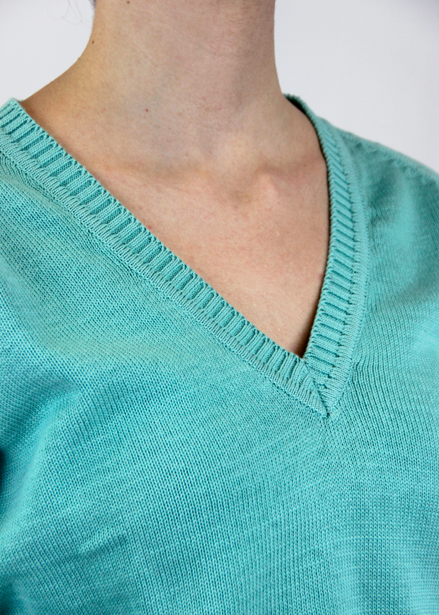 Realizzato artigianalmente da Strike Inside in filato di cotone di alta qualità, questo maglione con scollo a V è un capo versatile, perfetto per ogni stagione. Leggero, confortevole ed elegante, si adatta facilmente a ogni occasione, offrendo un look raffinato e contemporaneo. Un prodotto esclusivo, Made in Italy, che unisce qualità e stile senza tempo.