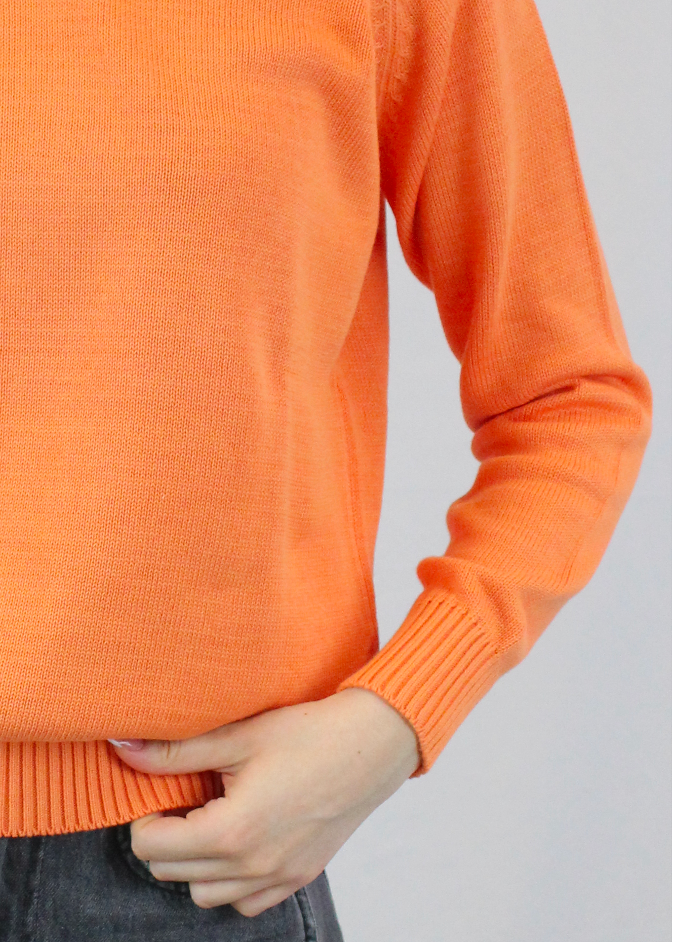 Realizzato artigianalmente da Strike Inside in filato di cotone di alta qualità, questo maglione con scollo a V è un capo versatile, perfetto per ogni stagione. Leggero, confortevole ed elegante, si adatta facilmente a ogni occasione, offrendo un look raffinato e contemporaneo. Un prodotto esclusivo, Made in Italy, che unisce qualità e stile senza tempo.