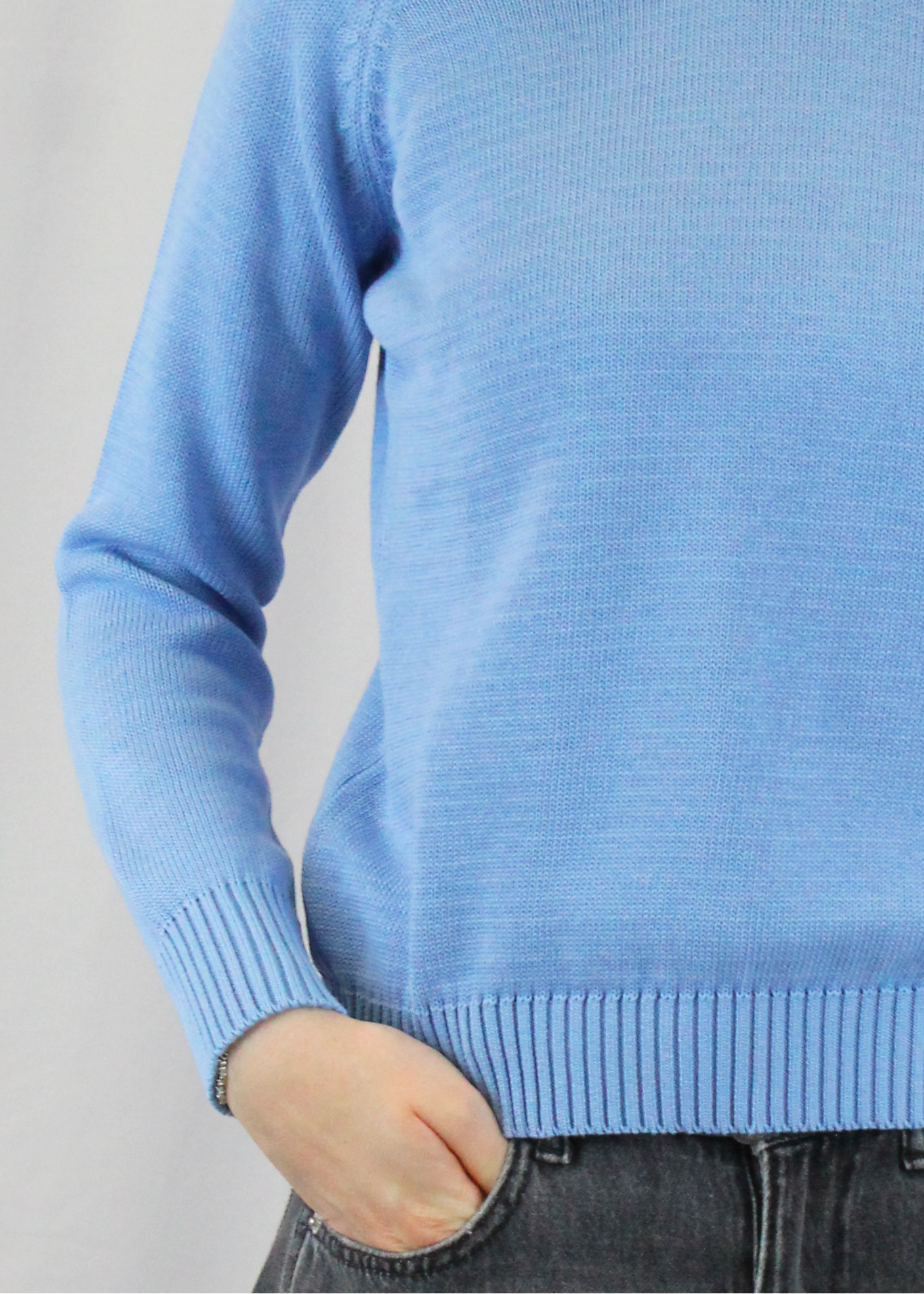 Realizzato artigianalmente da Strike Inside in filato di cotone di alta qualità, questo maglione con scollo a V è un capo versatile, perfetto per ogni stagione. Leggero, confortevole ed elegante, si adatta facilmente a ogni occasione, offrendo un look raffinato e contemporaneo. Un prodotto esclusivo, Made in Italy, che unisce qualità e stile senza tempo.