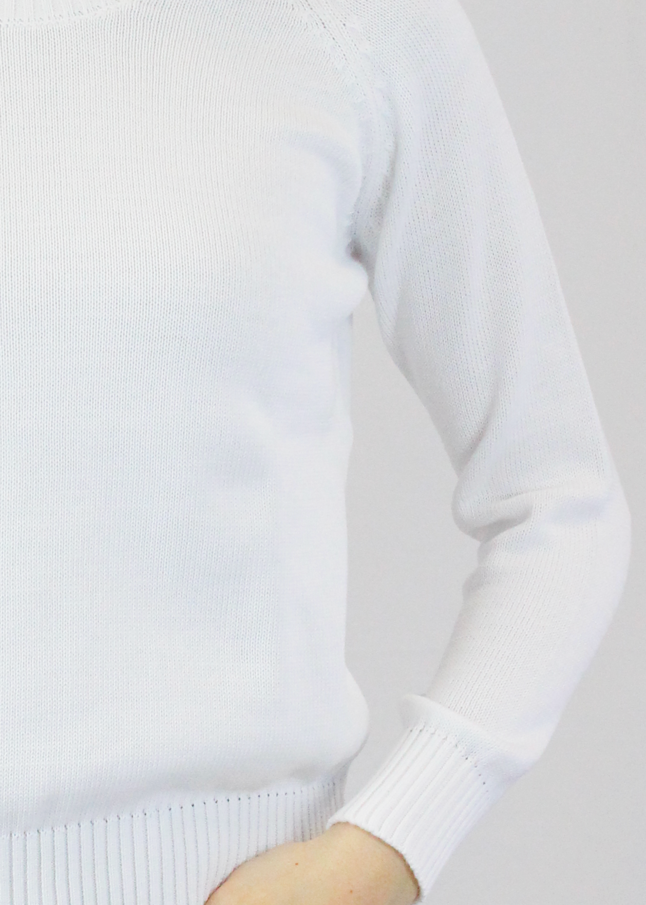 Realizzato artigianalmente da Strike Inside in filato di cotone di alta qualità, questo maglione con scollo a V è un capo versatile, perfetto per ogni stagione. Leggero, confortevole ed elegante, si adatta facilmente a ogni occasione, offrendo un look raffinato e contemporaneo. Un prodotto esclusivo, Made in Italy, che unisce qualità e stile senza tempo.