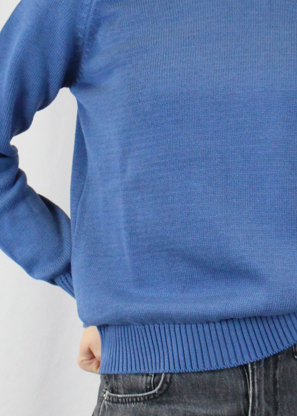 Realizzato artigianalmente da Strike Inside in filato di cotone di alta qualità, questo maglione con scollo a V è un capo versatile, perfetto per ogni stagione. Leggero, confortevole ed elegante, si adatta facilmente a ogni occasione, offrendo un look raffinato e contemporaneo. Un prodotto esclusivo, Made in Italy, che unisce qualità e stile senza tempo.