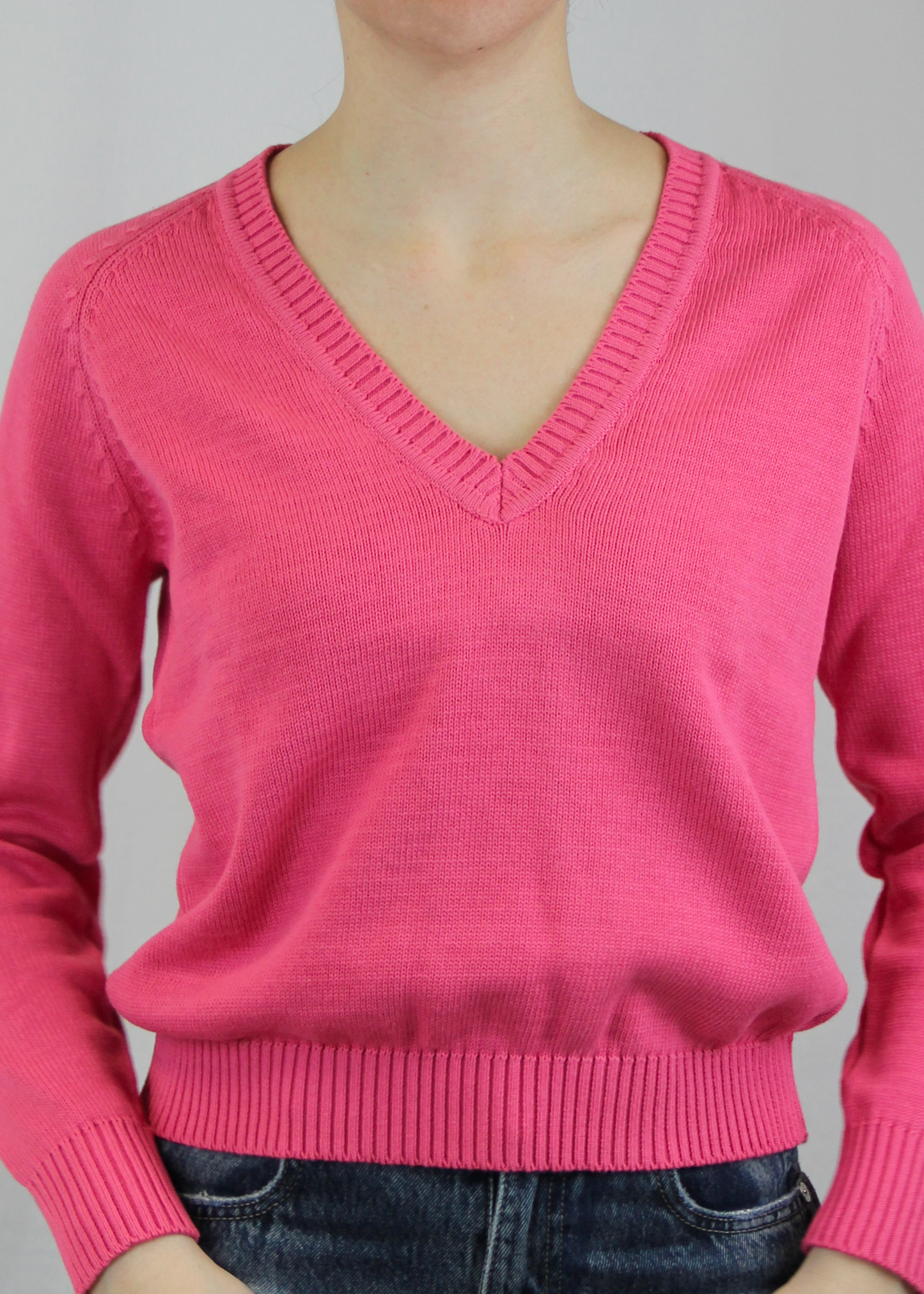 Realizzato artigianalmente da Strike Inside in filato di cotone di alta qualità, questo maglione con scollo a V è un capo versatile, perfetto per ogni stagione. Leggero, confortevole ed elegante, si adatta facilmente a ogni occasione, offrendo un look raffinato e contemporaneo. Un prodotto esclusivo, Made in Italy, che unisce qualità e stile senza tempo.