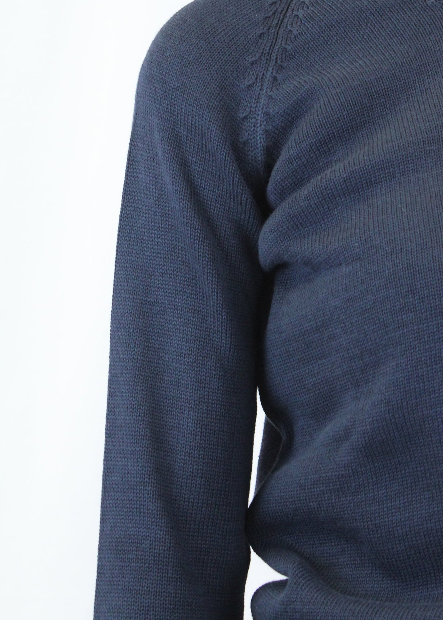 Realizzato artigianalmente da Strike Inside in filato di cotone di alta qualità, questo maglione con scollo a V è un capo versatile, perfetto per ogni stagione. Leggero, confortevole ed elegante, si adatta facilmente a ogni occasione, offrendo un look raffinato e contemporaneo. Un prodotto esclusivo, Made in Italy, che unisce qualità e stile senza tempo.