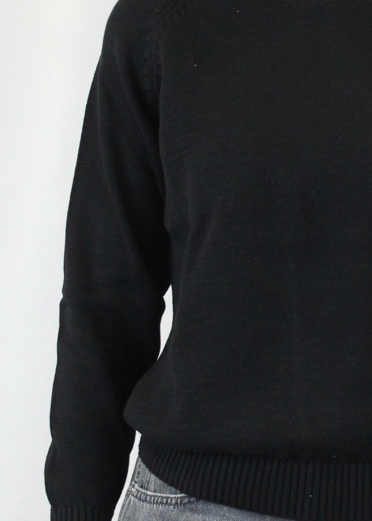Realizzato artigianalmente da Strike Inside in filato di cotone di alta qualità, questo maglione con scollo a V è un capo versatile, perfetto per ogni stagione. Leggero, confortevole ed elegante, si adatta facilmente a ogni occasione, offrendo un look raffinato e contemporaneo. Un prodotto esclusivo, Made in Italy, che unisce qualità e stile senza tempo.