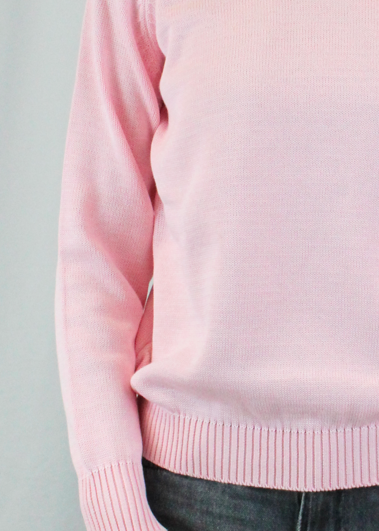 Realizzato artigianalmente da Strike Inside in filato di cotone di alta qualità, questo maglione con scollo a V è un capo versatile, perfetto per ogni stagione. Leggero, confortevole ed elegante, si adatta facilmente a ogni occasione, offrendo un look raffinato e contemporaneo. Un prodotto esclusivo, Made in Italy, che unisce qualità e stile senza tempo.