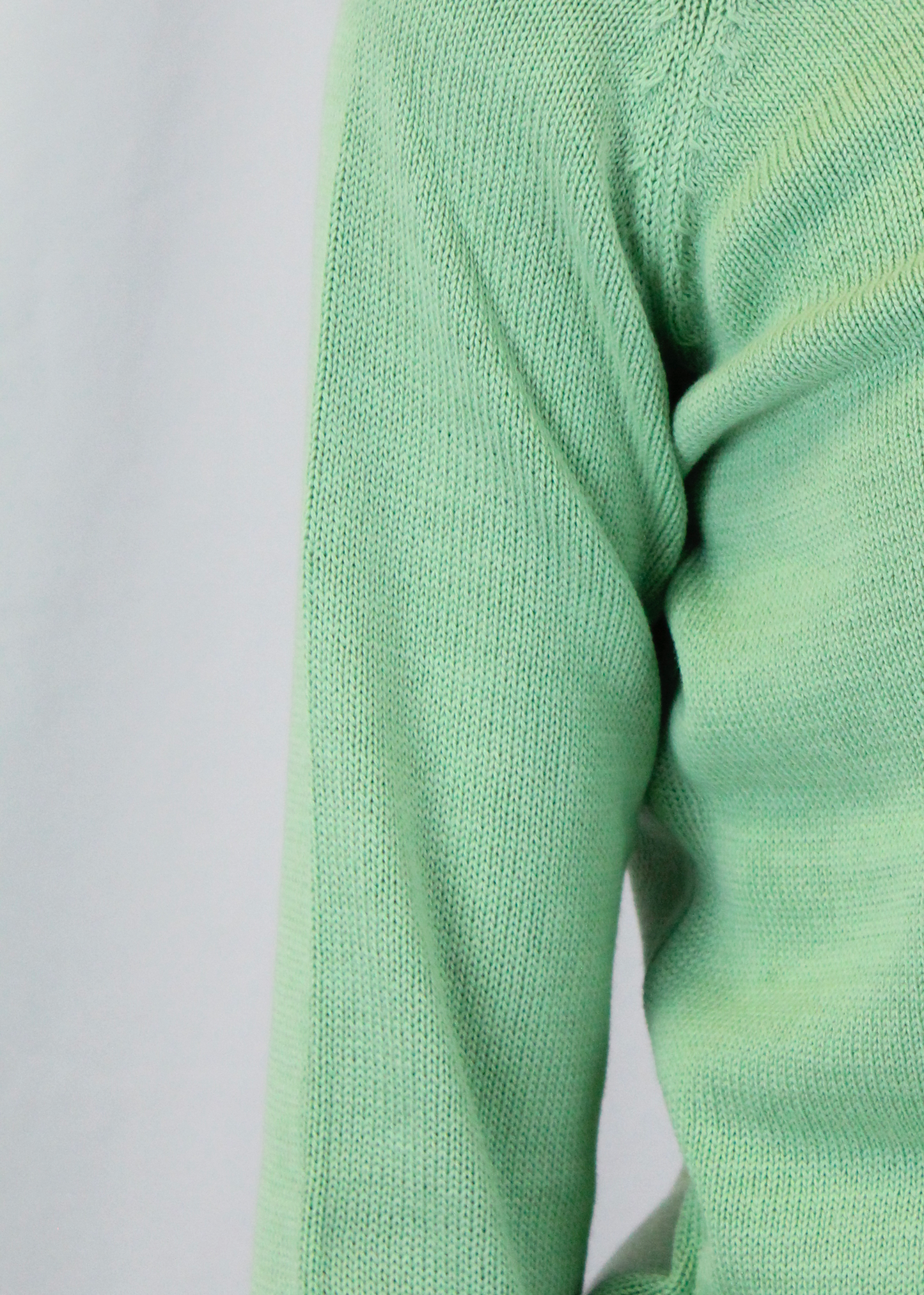 Realizzato artigianalmente da Strike Inside in filato di cotone di alta qualità, questo maglione con scollo a V è un capo versatile, perfetto per ogni stagione. Leggero, confortevole ed elegante, si adatta facilmente a ogni occasione, offrendo un look raffinato e contemporaneo. Un prodotto esclusivo, Made in Italy, che unisce qualità e stile senza tempo.