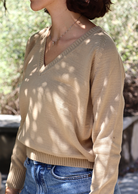 Realizzato artigianalmente da Strike Inside in filato di cotone di alta qualità, questo maglione con scollo a V è un capo versatile, perfetto per ogni stagione. Leggero, confortevole ed elegante, si adatta facilmente a ogni occasione, offrendo un look raffinato e contemporaneo. Un prodotto esclusivo, Made in Italy, che unisce qualità e stile senza tempo.