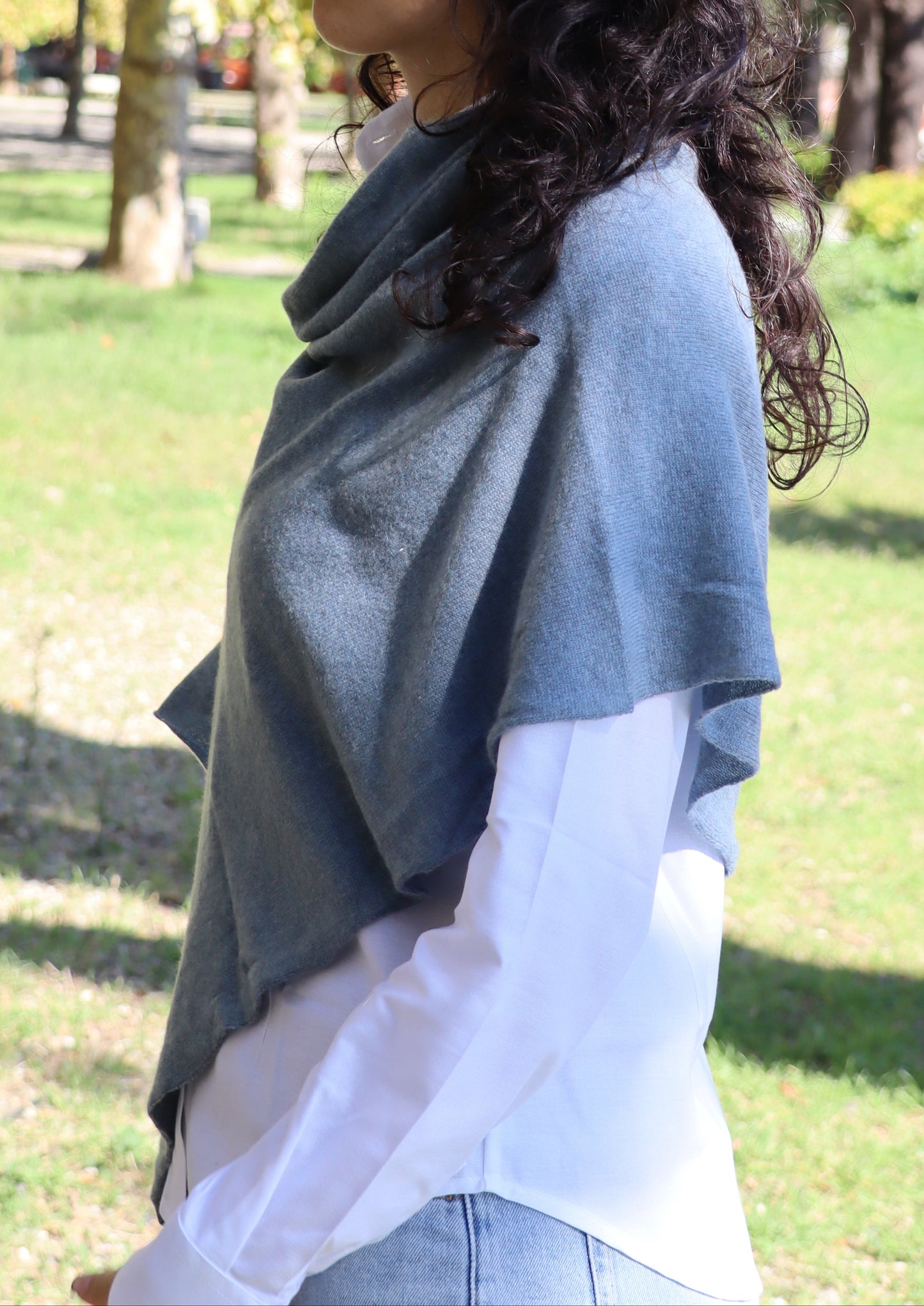 Poncho donna in cashmere Strike Inside, morbido ed elegante, realizzato artigianalmente in Italia. Accessorio di lusso disponibile in varie colorazioni, ideale per look raffinati e versatili.